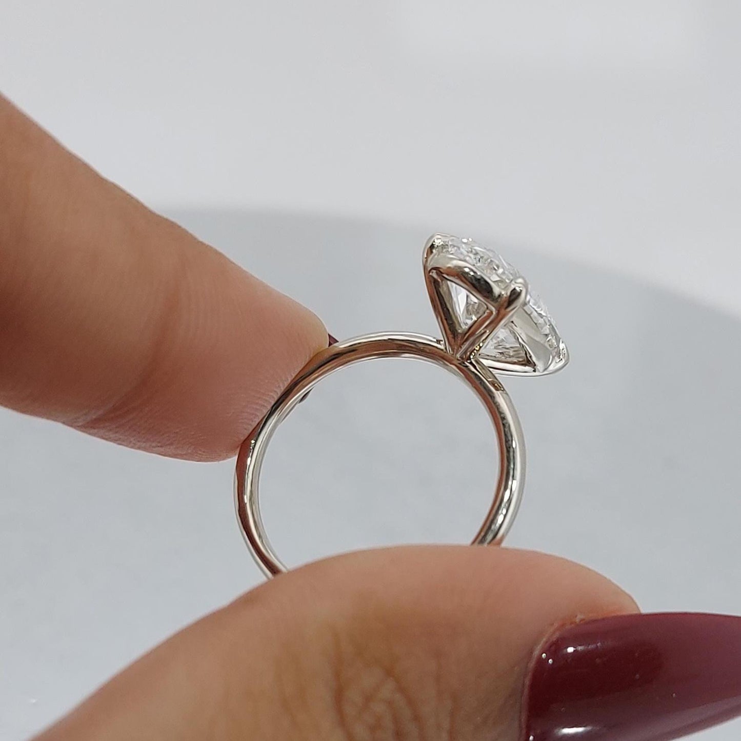 Verlobungsring mit ovalem Diamanten aus dem Labor, 4 Karat Oval cut Moissanite engagement ring in 935er Argentium Silber — custom handcrafted by Forever For Love