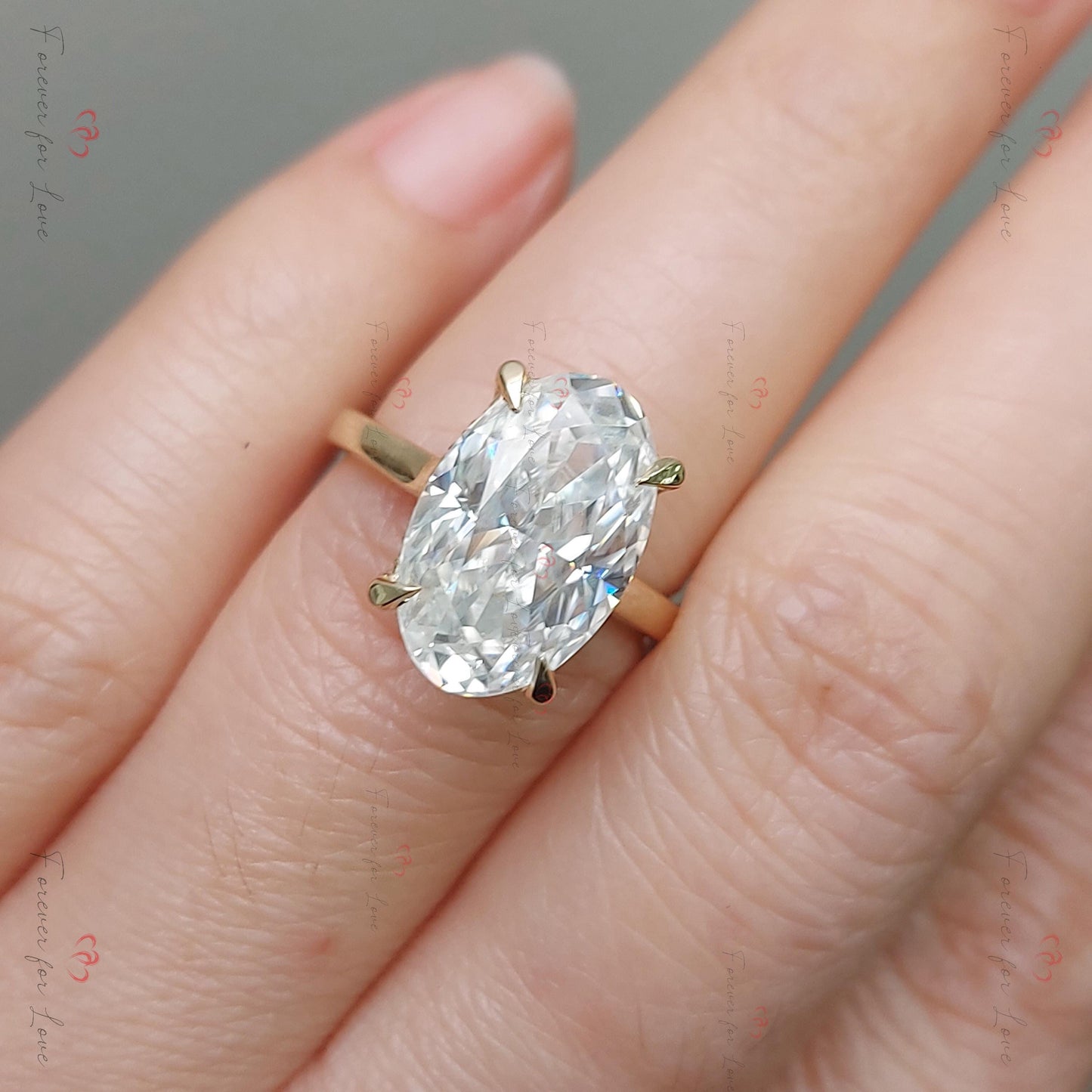 Bague de Fiançailles Ovale en Diamant ou Moissanite Oval cut Moissanite taille brillant engagement ring in Gold or Platinum — custom handcrafted by Forever For Love