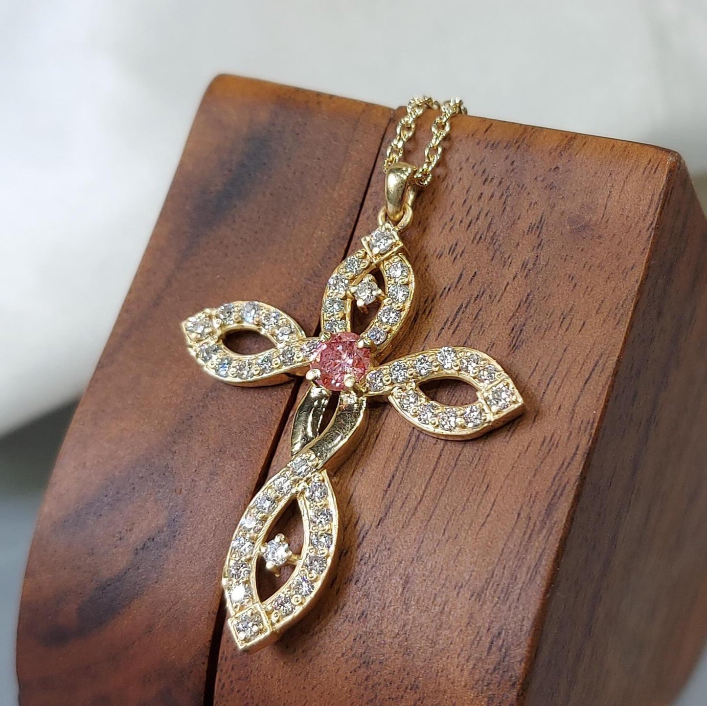 Gedrehte Goldkreuz-Halskette mit rosa Diamant für Frauen, Diamant-Kreuz-Anhänger, christlicher Glaubensanhänger, Kreuz-Geschenk für Frauen Moissanite engagement ring in Gold or Platinum — custom handcrafted by Forever For Love