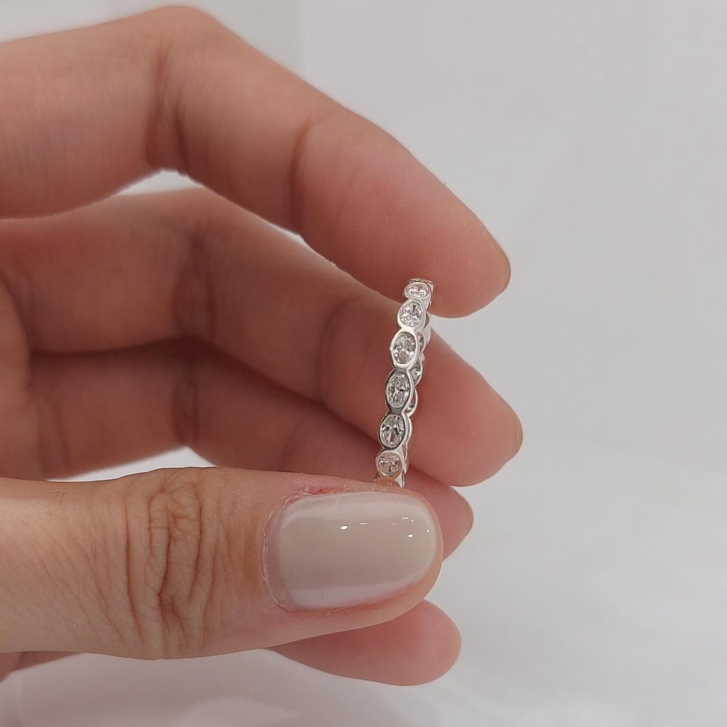 Ovale Labor-Diamant-Full-Eternity-Band quer gefasst Oval cut Moissanite engagement ring in 935er Argentium Silber — custom handcrafted by Forever For Love