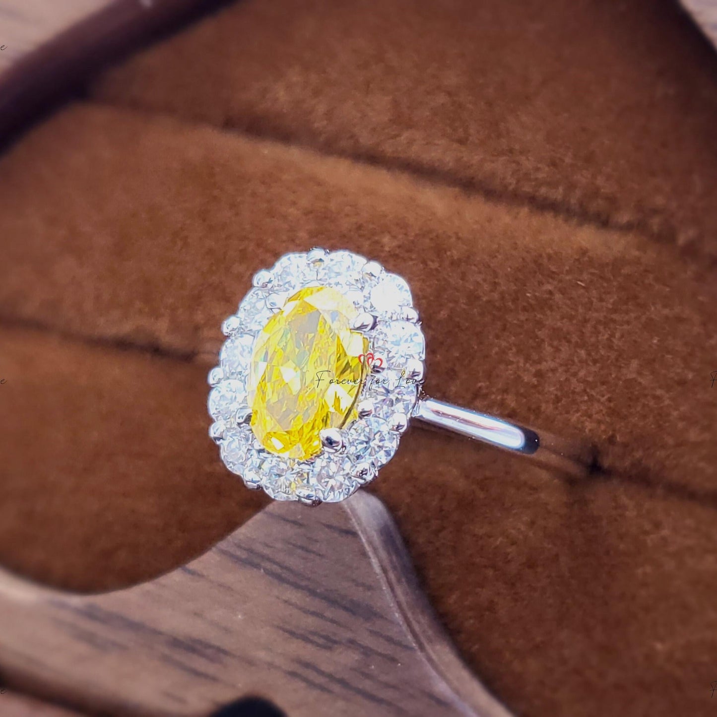 1 Karat Fancy Yellow Ovaler Labor-Diamant-Halo-Verlobungsring Oval cut Moissanite engagement ring in 935er Argentium Silber — custom handcrafted by Forever For Love