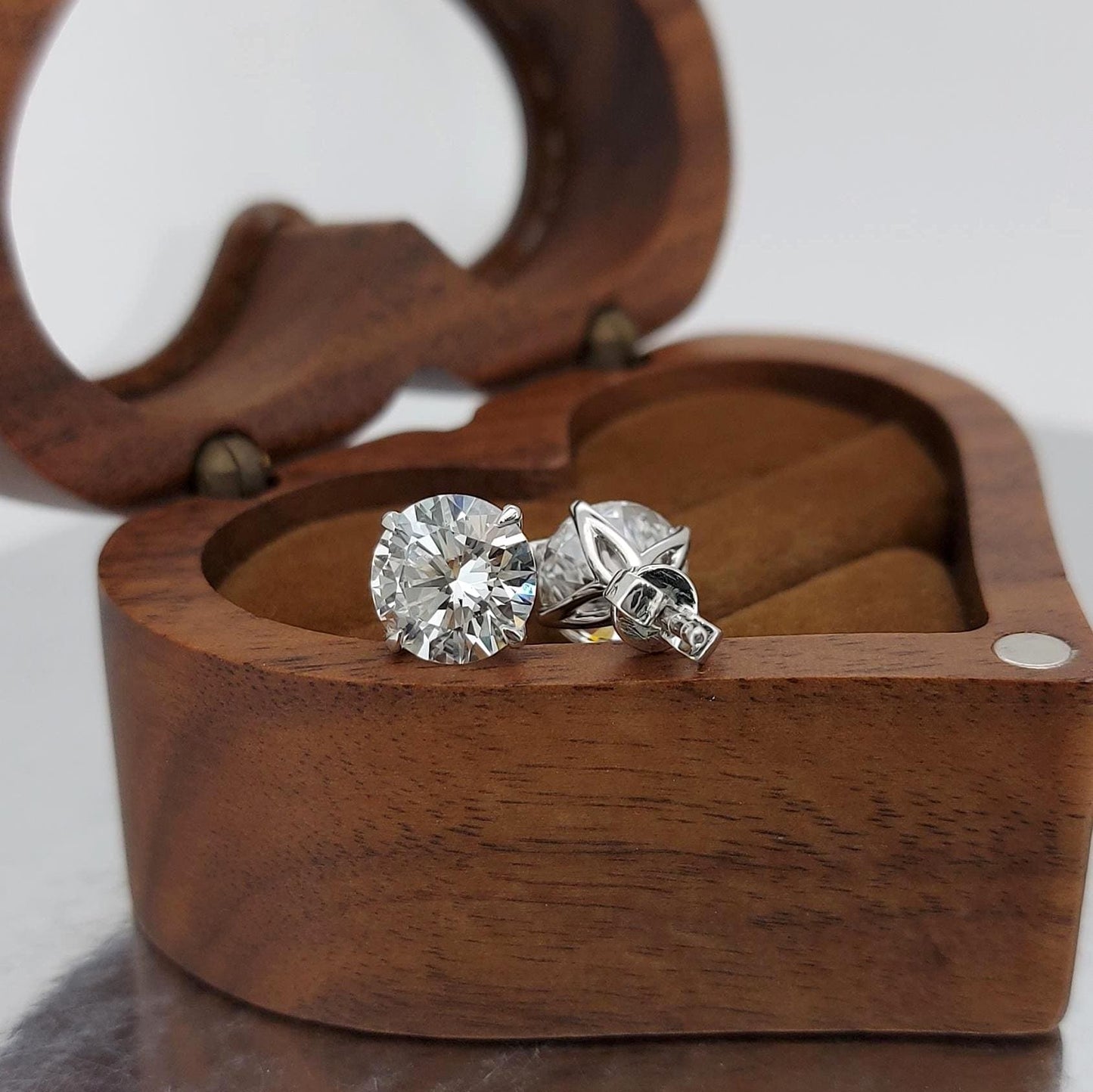 4 Karat Gesamt E, VVS2, IGI-zertifizierter Labor-Diamantrundenohrstecker, Weißgoldohrringe, Diamantohrstecker, Geburtstag, Valentinstagsgeschenk für sie Moissanite engagement ring in Gold or Platinum — custom handcrafted by Forever For Love