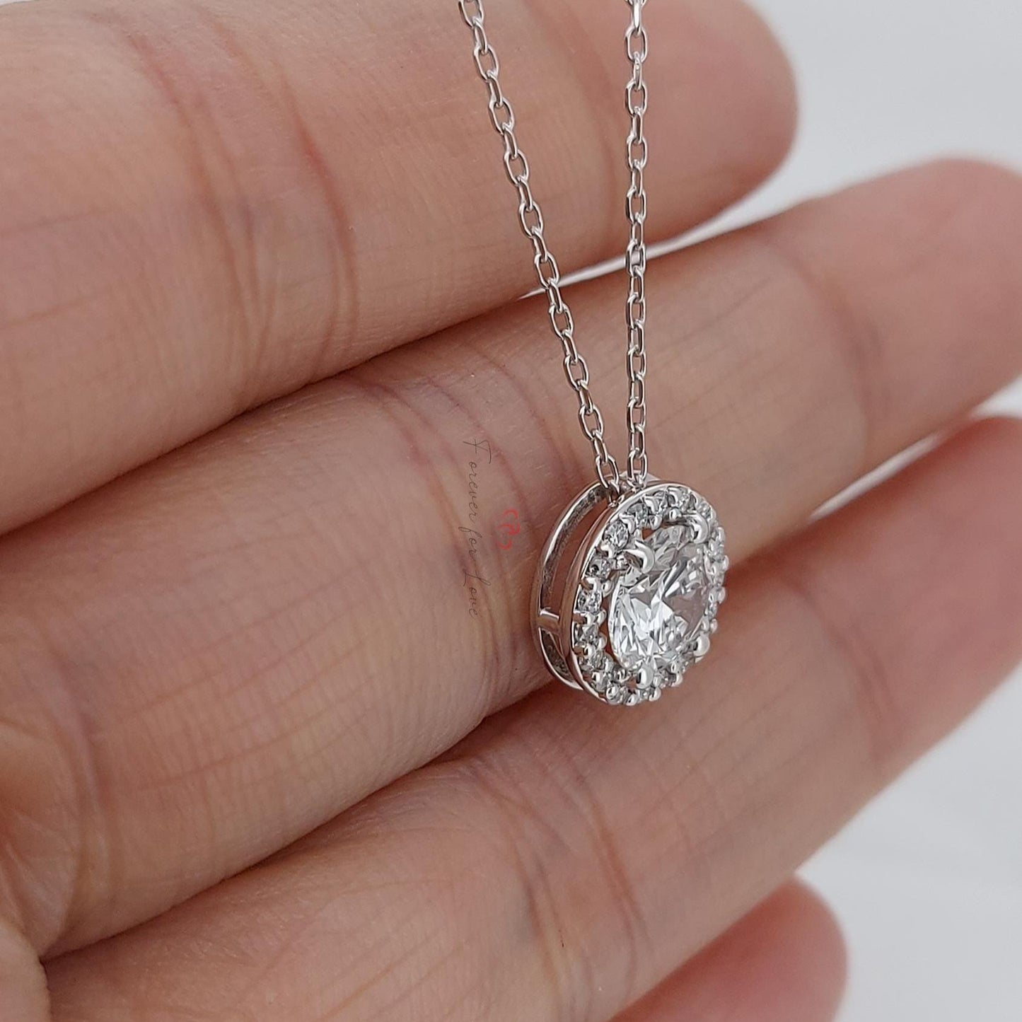Runde Diamant-Halskette, 14 Karat Weißgold, zierliche minimalistische runde Anhänger, echte Diamant-Damen-Halskette, besonderes Geschenk für sie. Moissanite engagement ring in Gold or Platinum — custom handcrafted by Forever For Love