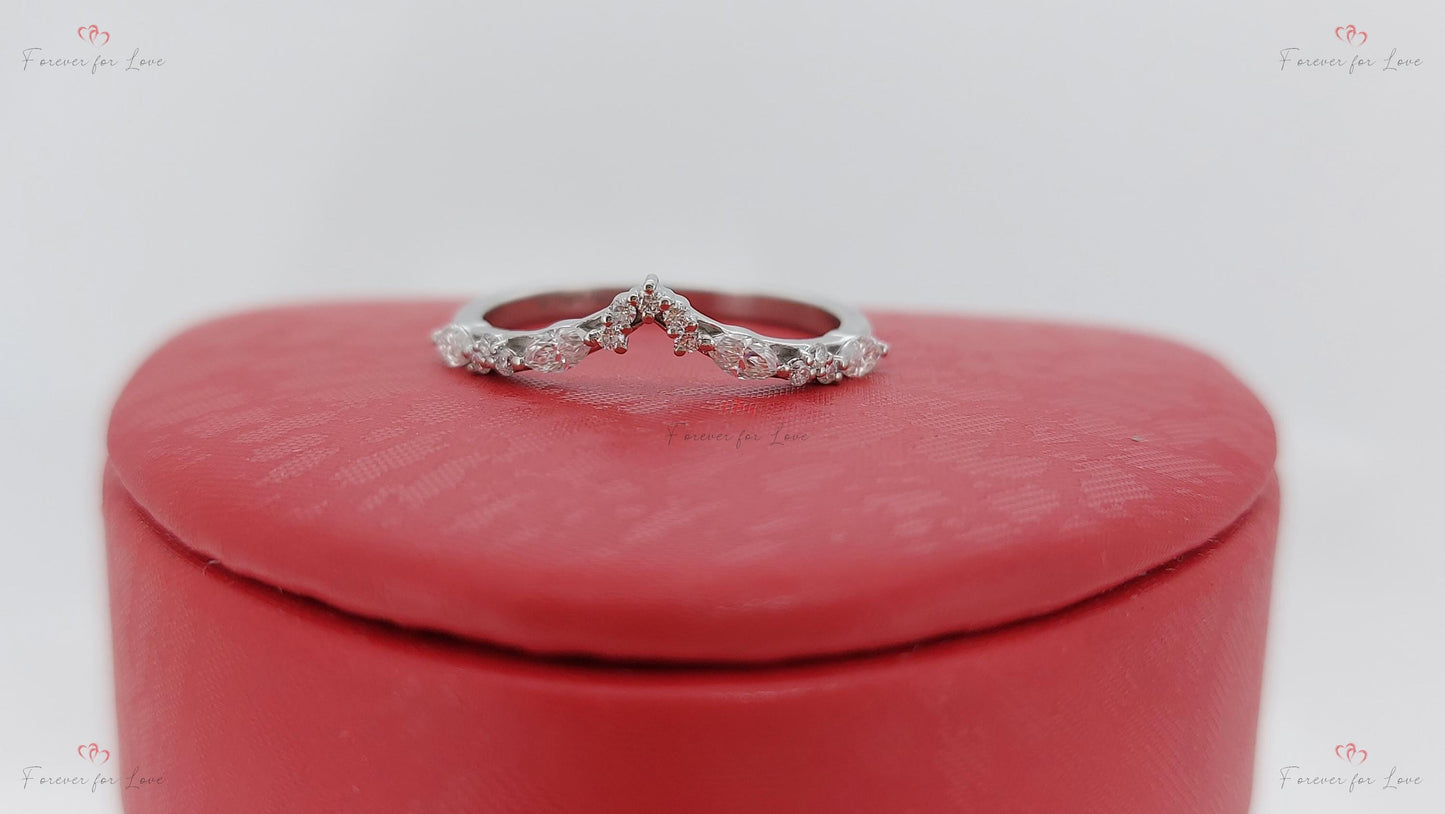 Bague empilable Chevron, alliance courbée en diamant rond et marquise cultivé en laboratoire pour femme, bague empilable en or 14 carats, rehausseur de bague fine en forme d'os de souhait Round cut Moissanite taille brillant engagement ring in Gold or Platinum — custom handcrafted by Forever For Love