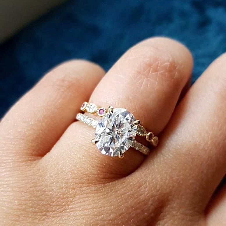 Bague de fiançailles éternité moissanite ovale 3 carats Oval cut Moissanite taille brillant engagement ring in Gold or Platinum — custom handcrafted by Forever For Love