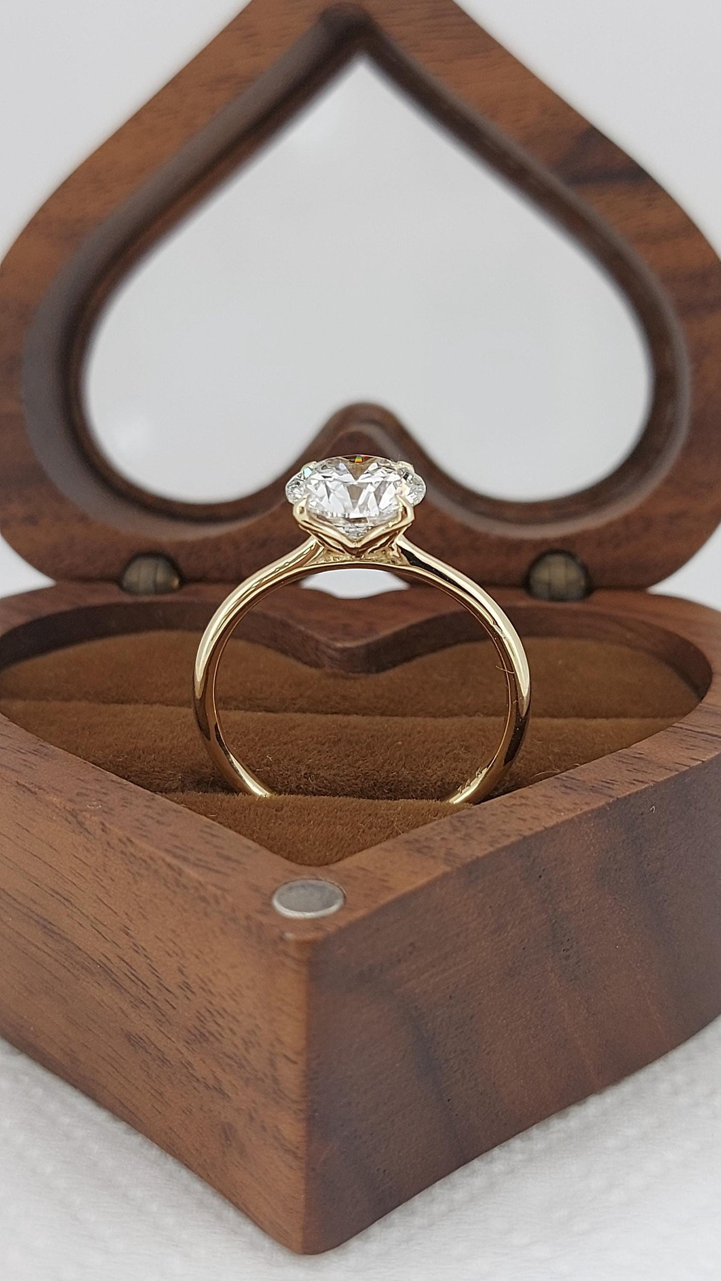 Verlobungsring mit 2 Karat IGI-zertifiziertem runden Labordiamant Round cut Moissanite engagement ring in 935 Argentium Silber — custom handcrafted by Forever For Love