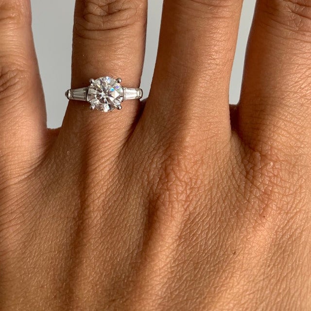 1,5 Karat Baguette Diamant, Moissanit Dreisteinring Baguette cut Moissanite engagement ring in Gold or Platinum — custom handcrafted by Forever For Love