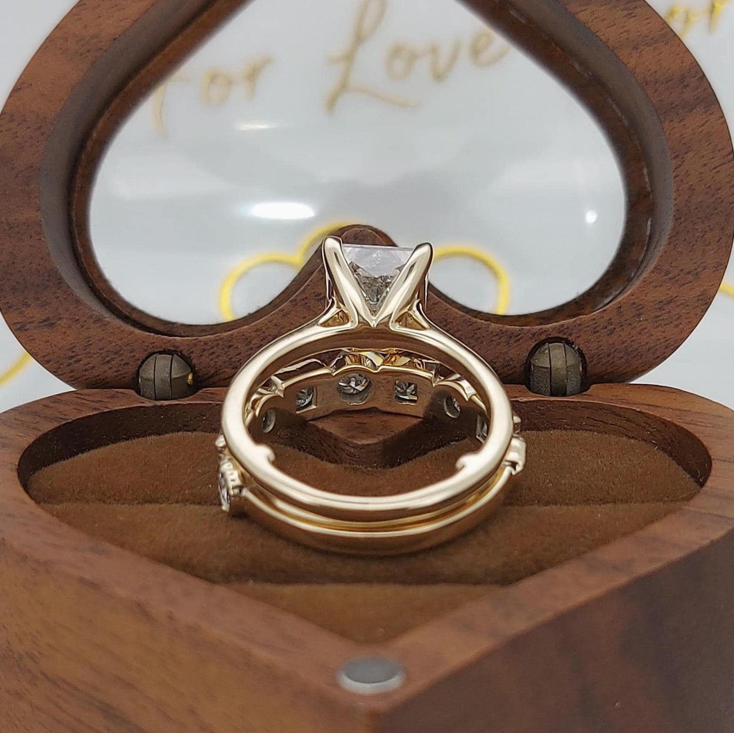 Alliance de mariage avec diamants de laboratoire princesse certifiés IGI de 5 carats Princess cut Moissanite Taille Brillant engagement ring in Gold or Platinum — custom handcrafted by Forever For Love