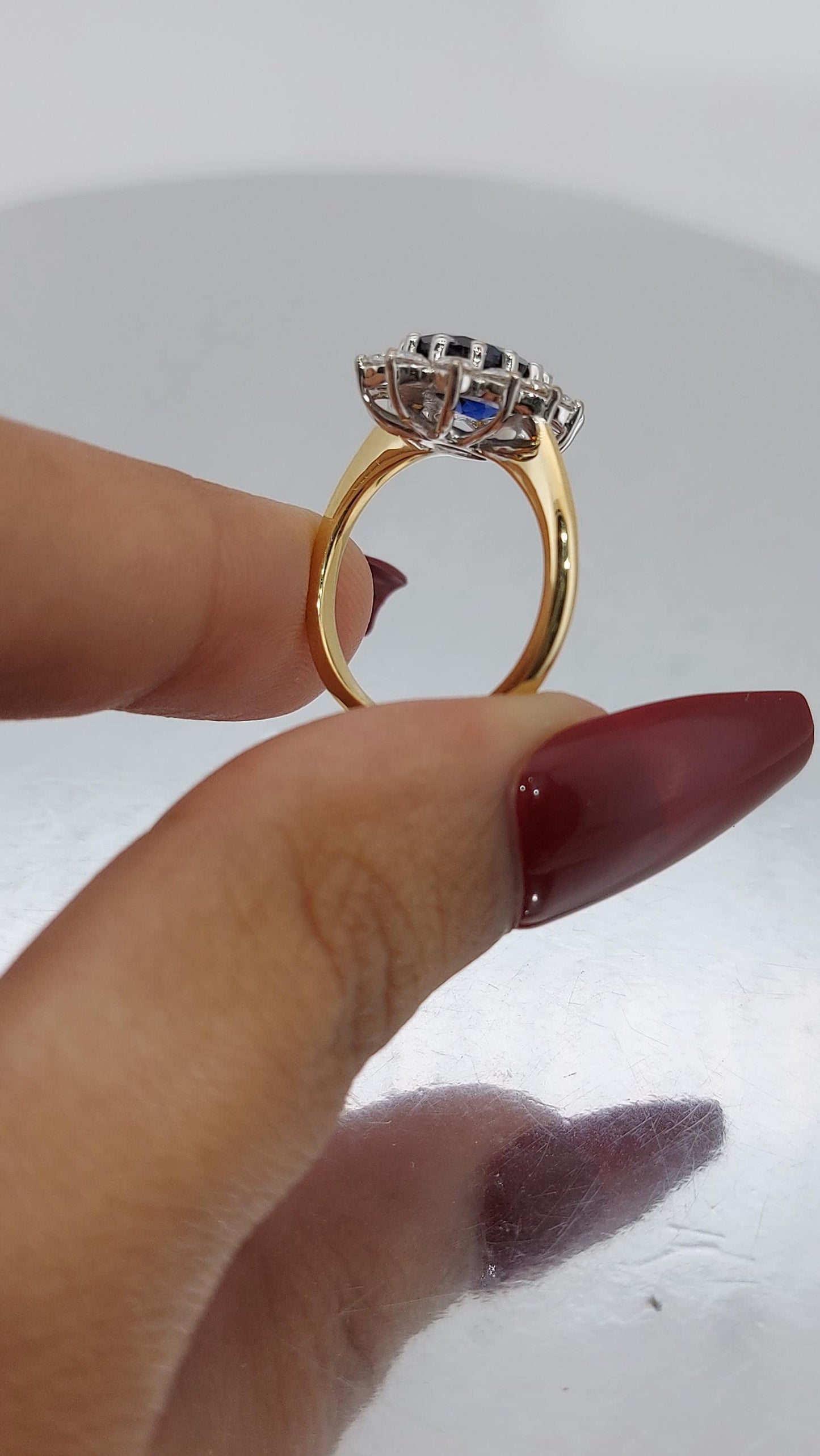 Bague de fiançailles ovale 8 carats saphir de laboratoire avec accents de diamants Oval cut 1Ct Saphir naturel engagement ring in Gold or Platinum — custom handcrafted by Forever For Love