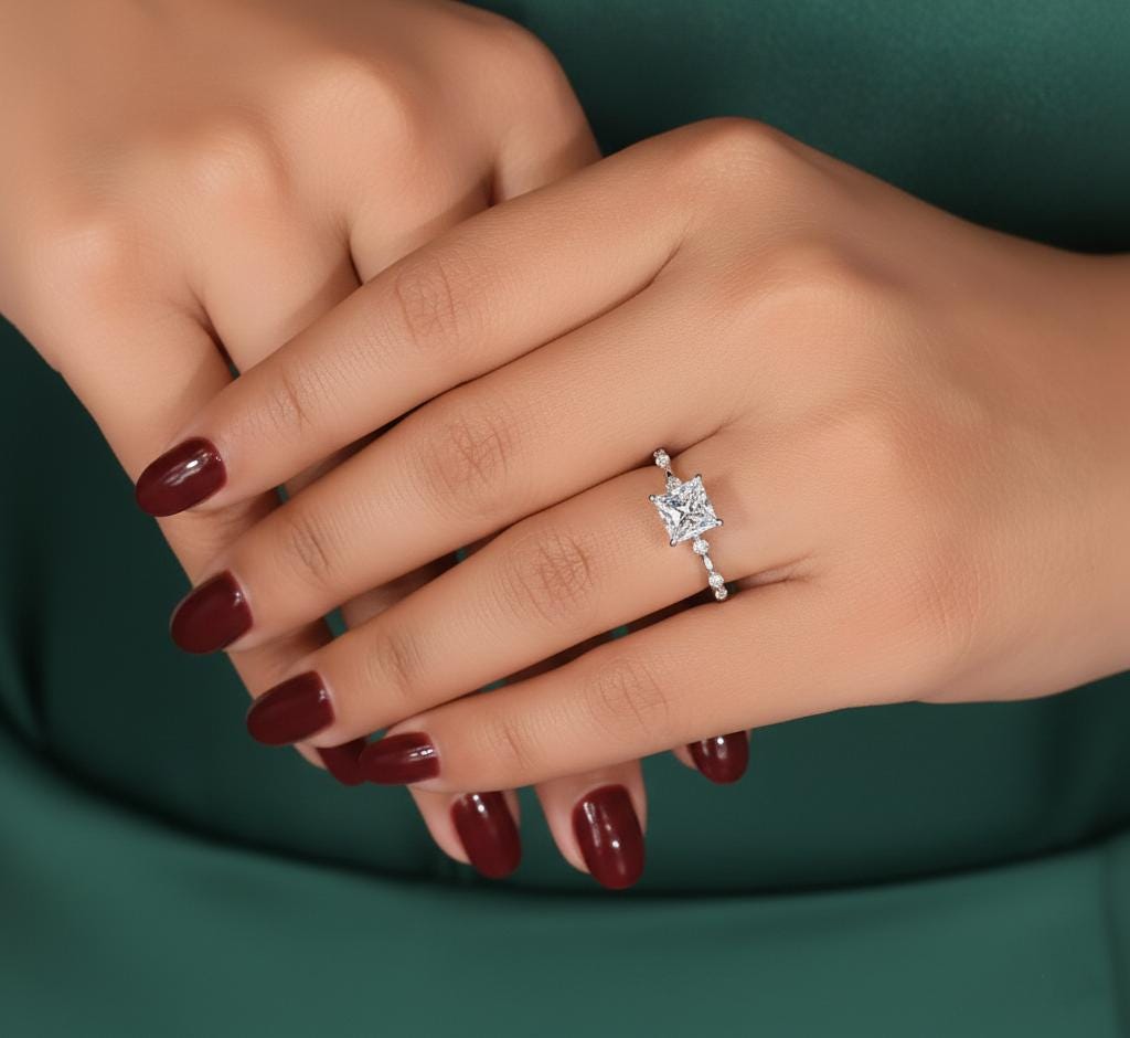 Bague de Fiançailles Diamant Taille Princesse Véritable Diamant de Laboratoire Bague de Demande en Mariage pour Elle Bague Pave Écartée Cadeau d'Anniversaire Unique Princess cut 1Ct Moissanite taille brillant engagement ring in Gold or Platinum — custom handcrafted by Forever For Love