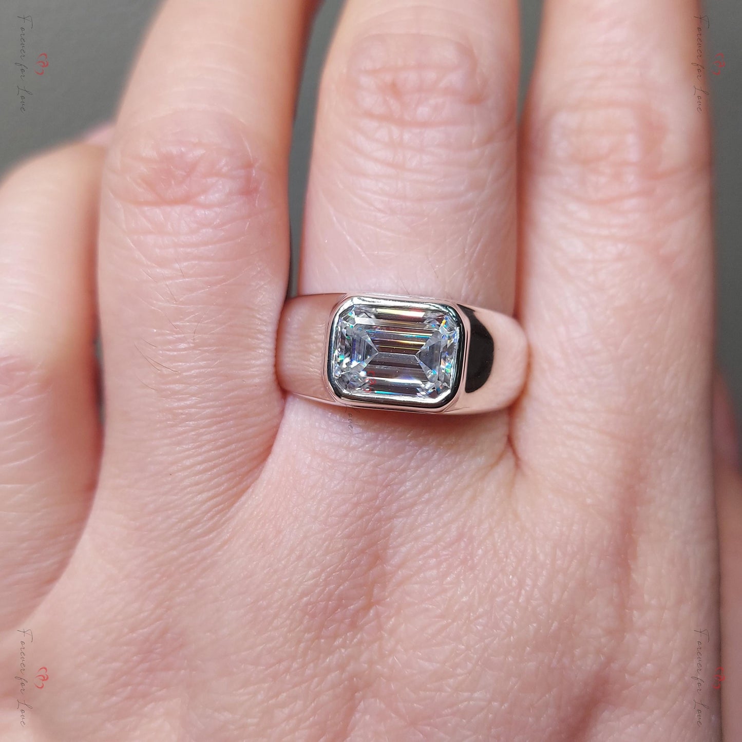 Vollrand-Solitärring für Herren, Smaragdschliff Moissanit Statement Ring, Hochzeit für Ihn, Jahrestagsgeschenk, Ring für Ihn, Vatertagsgeschenk Emerald cut Moissanite engagement ring in 935 Argentium Silber — custom handcrafted by Forever For Love