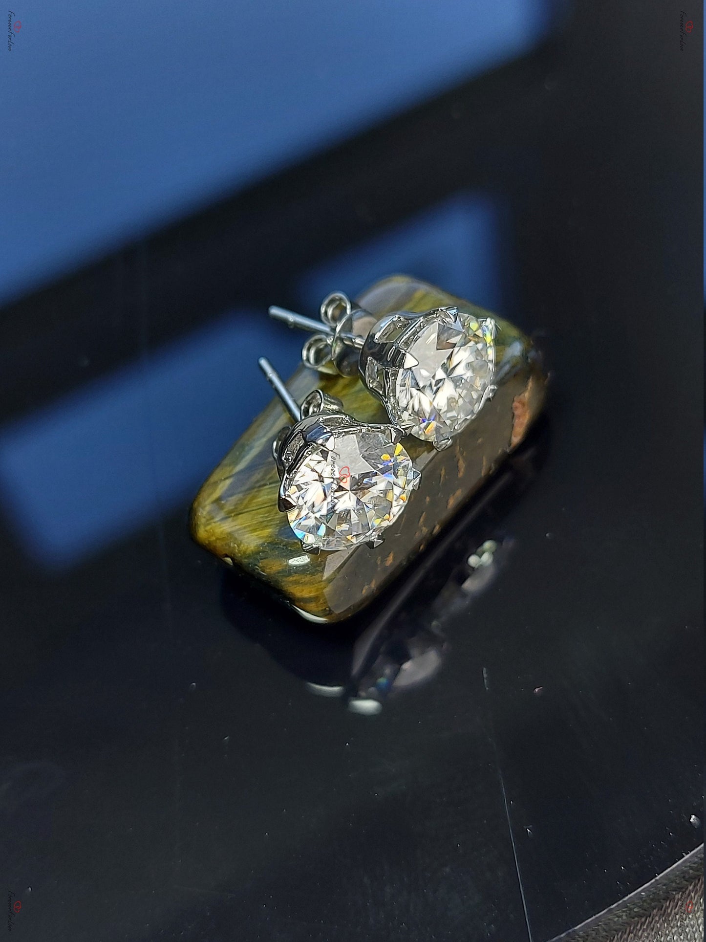 Puces d'oreilles rondes en diamant / Puces d'oreilles en diamant de laboratoire certifié IGI / Puces d'oreilles en or 14 carats avec fermoir à vis / Cadeau d'anniversaire pour elle Moissanite engagement ring in Gold or Platinum — custom handcrafted by Forever For Love