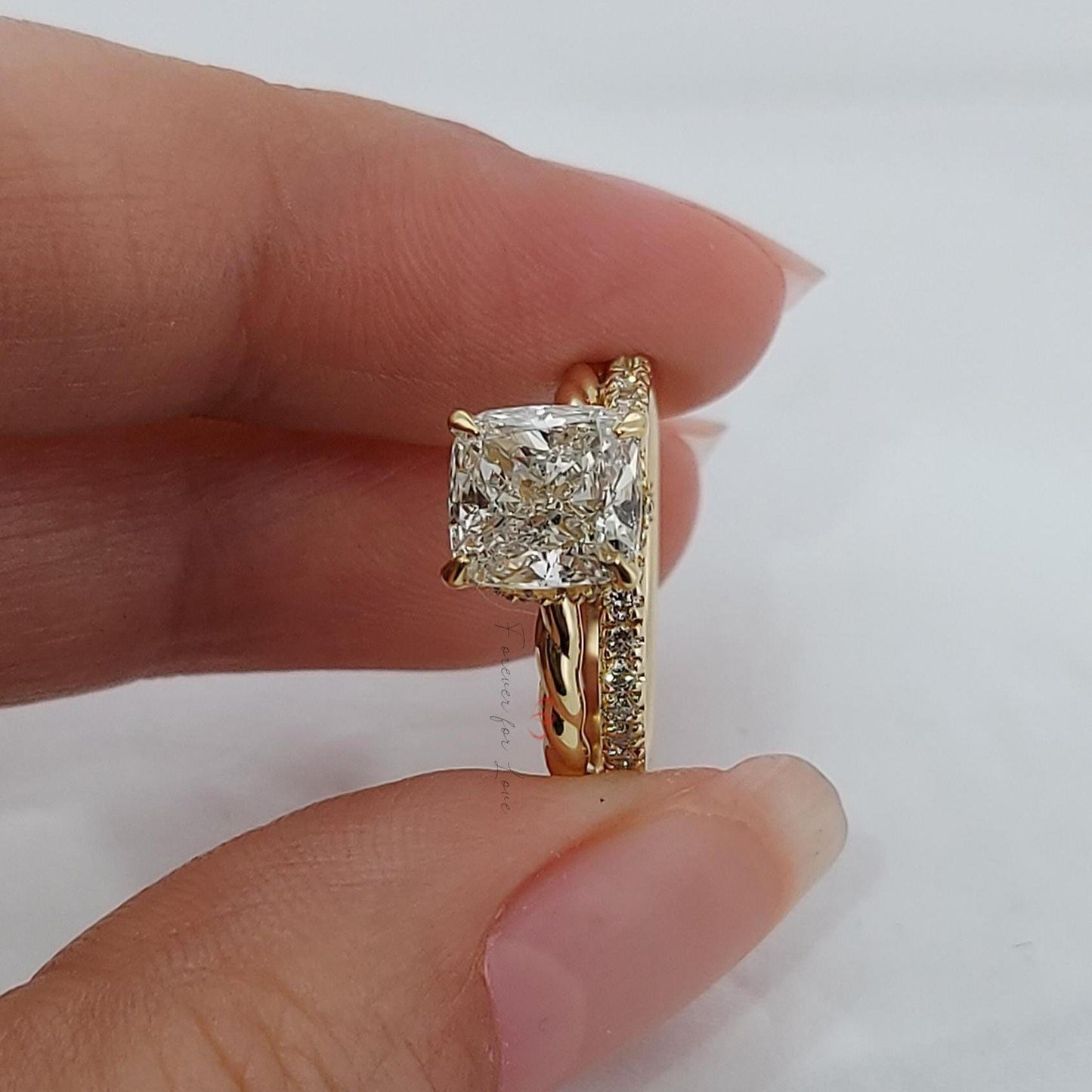 Vollständiger Eternity-Ring mit 2 Karat Kissenschliff-Diamanten Cushion cut Moissanite engagement ring in 935 Argentium Silber — custom handcrafted by Forever For Love