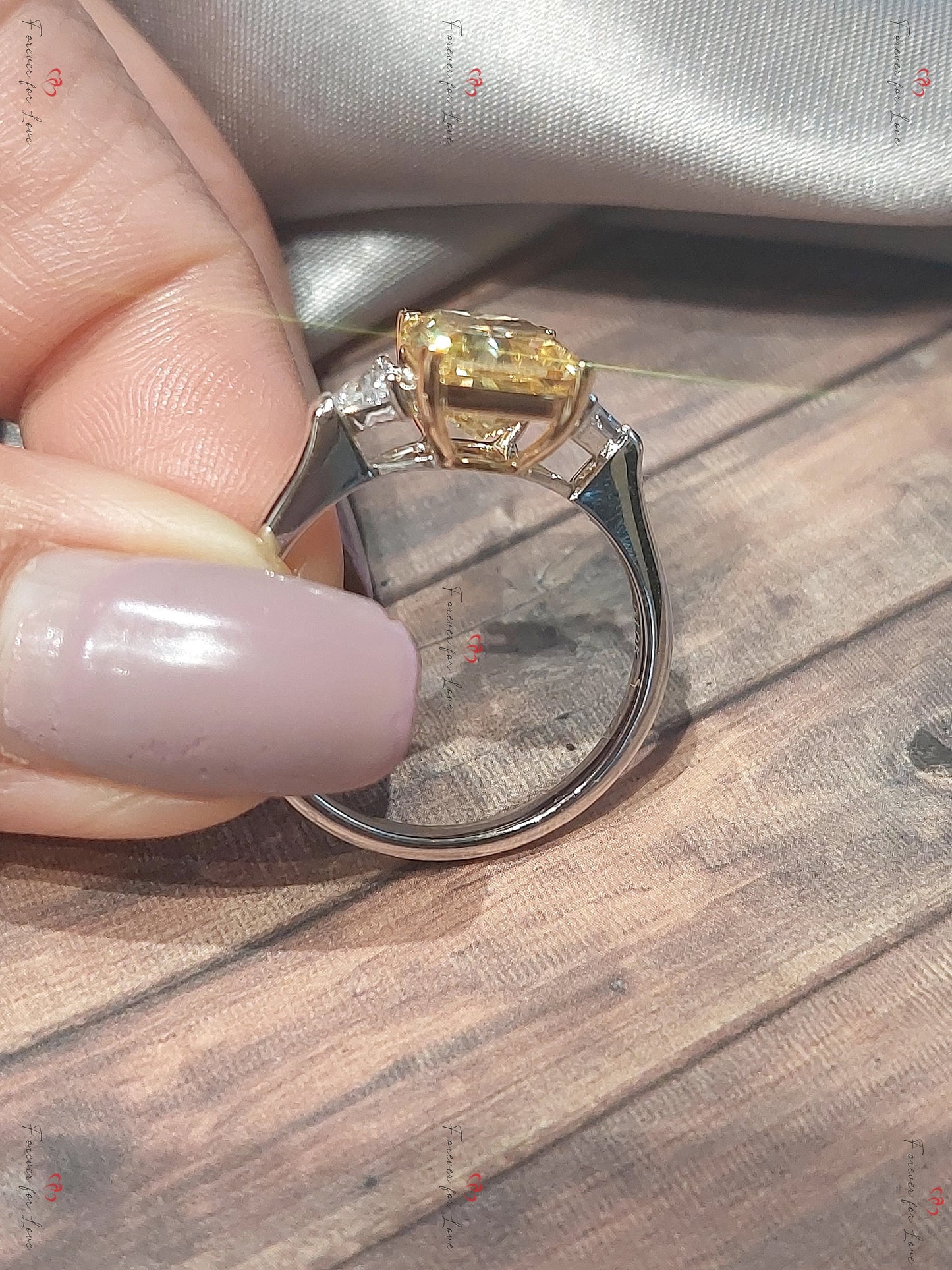 Verlobungsring mit Kissen-Labordiamanten, 4 Karat, Dreistein Cushion cut Moissanite engagement ring in 935er Argentium Silber — custom handcrafted by Forever For Love