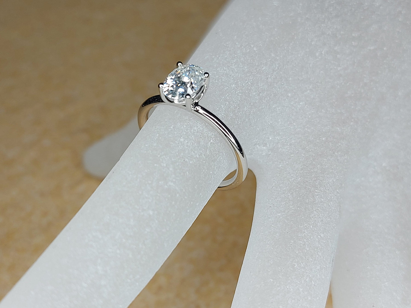 Verlobungsring mit 1 Karat ovalem Moissanit und schmaler Ringschiene Oval cut Moissanite engagement ring in 935 Argentium Silber — custom handcrafted by Forever For Love