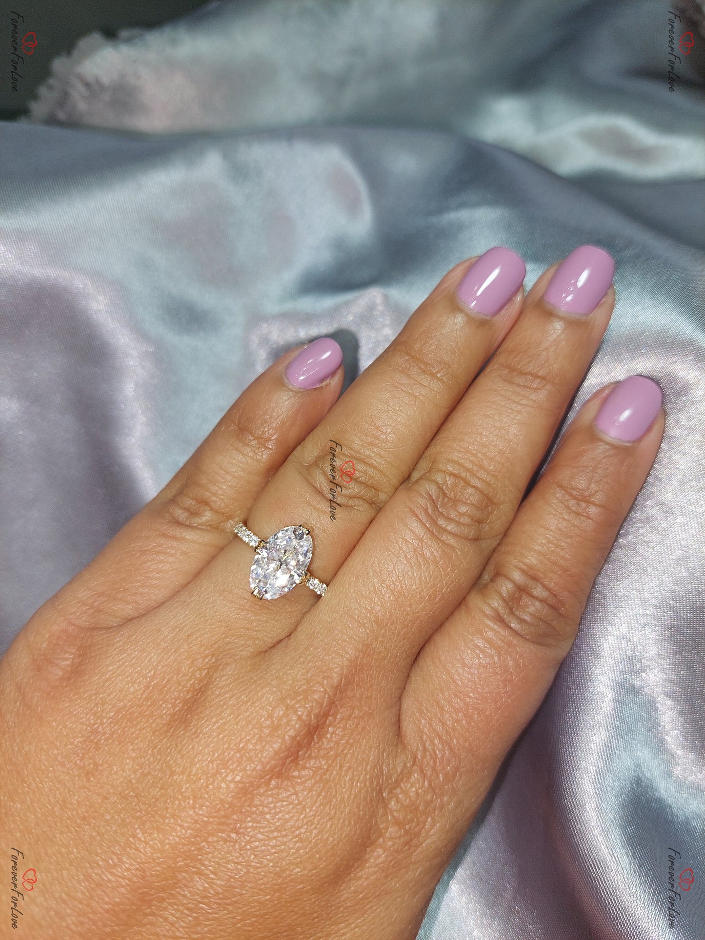Bague de Fiançailles Ovale Solitaire 3 carats avec Accents Moissanite et Diamant Oval cut 1Ct Moissanite taille brillant engagement ring in Gold or Platinum — custom handcrafted by Forever For Love