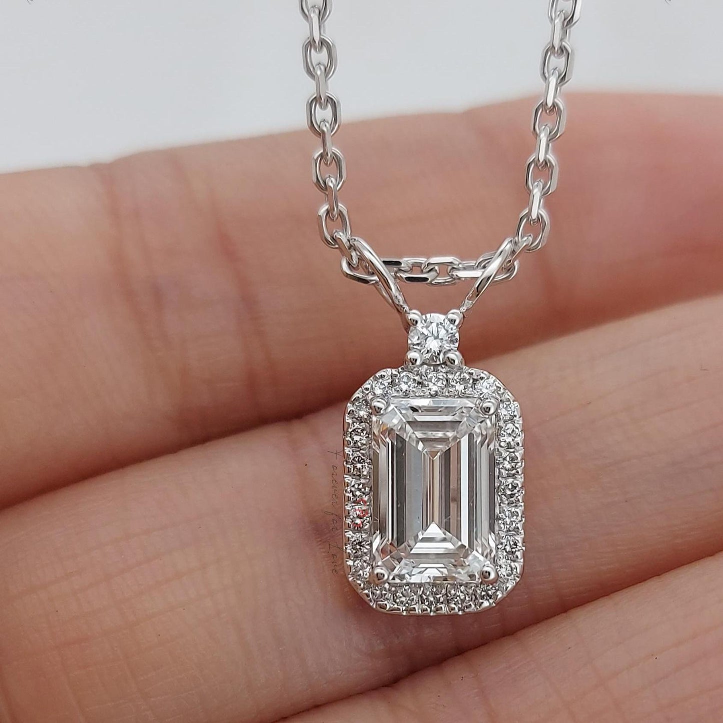 Smaragd-Diamant-Halskette, 14 Karat Weißgold, zierlicher minimalistischer runder Anhänger, Diamant-Halskette für Damen, besonderes Geschenk für Sie. Moissanite engagement ring in Gold or Platinum — custom handcrafted by Forever For Love