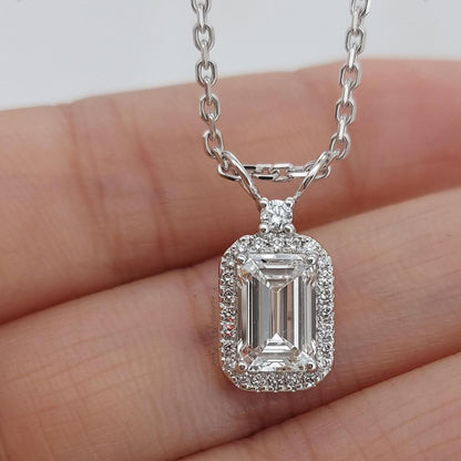 Smaragd-Diamant-Halskette, 14 Karat Weißgold, zierlicher minimalistischer runder Anhänger, Diamant-Halskette für Damen, besonderes Geschenk für Sie.