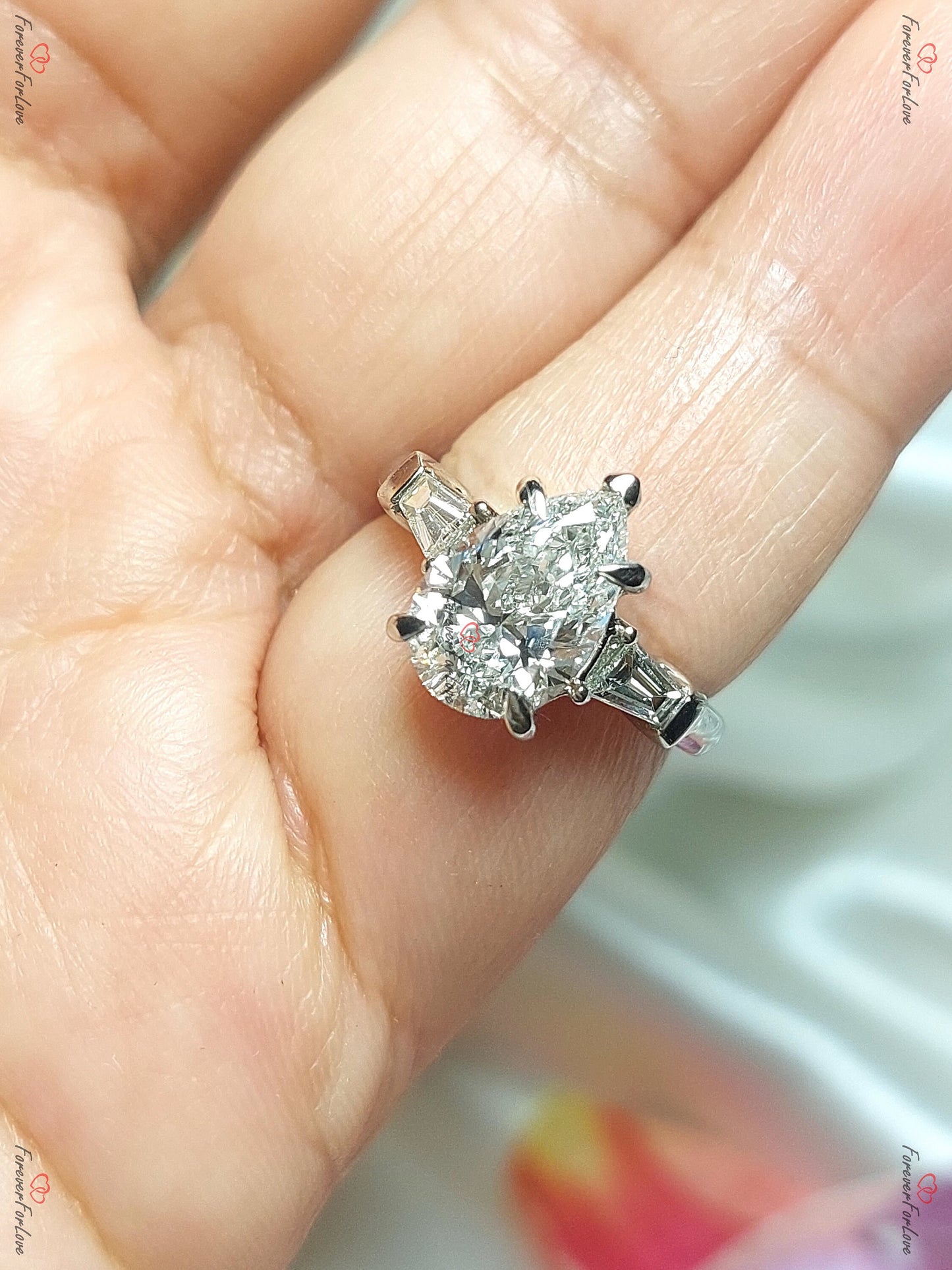2 Karat Baguette Labor-Diamant Solitär Verlobungsring mit Baguette-Akzenten Baguette cut Moissanite engagement ring in 935er Argentium Silber — custom handcrafted by Forever For Love