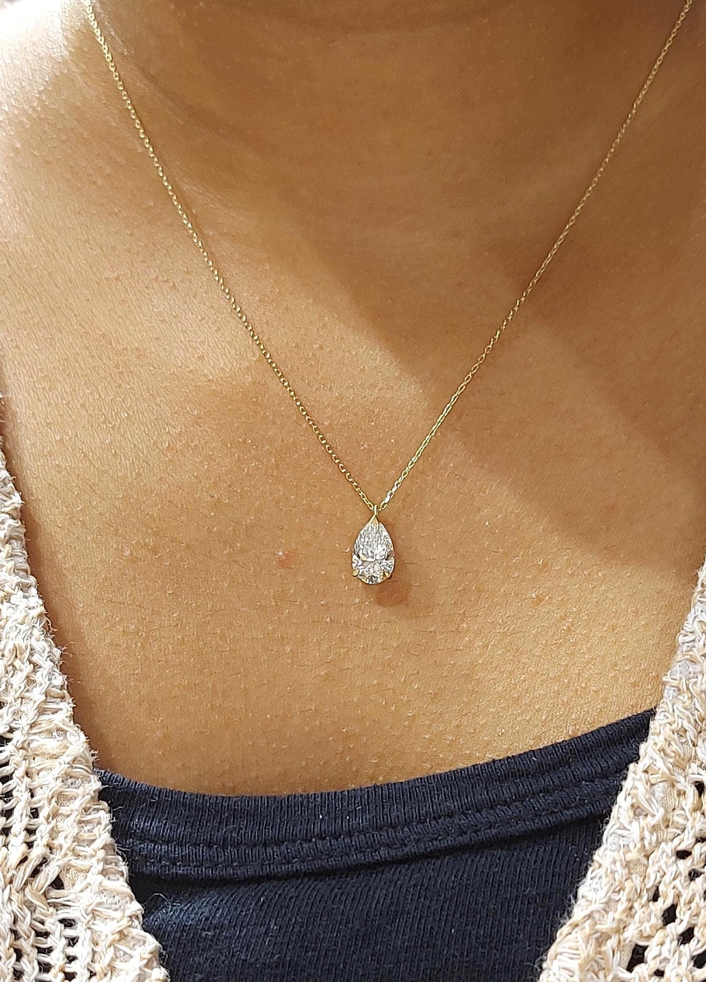 1,25 Karat tropfenförmige Labordiamantkette, Solitär-Diamantkette, Massivgoldschmuck, Laborgezüchteter Diamant, Geschenk für sie Moissanite engagement ring in Gold or Platinum — custom handcrafted by Forever For Love