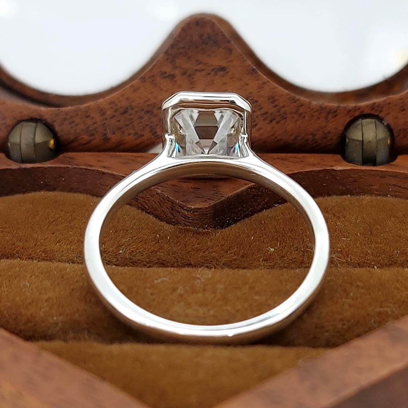 Bague de Fiançailles Solitaire Émeraude Moissanite Émeraude 1 Ct Emerald cut 1Ct Moissanite taille brillant engagement ring in Gold or Platinum — custom handcrafted by Forever For Love