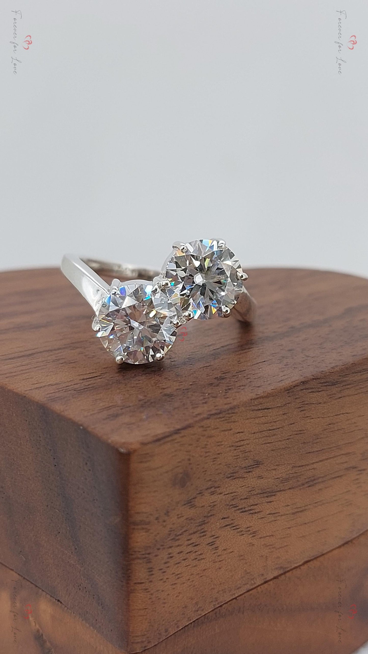 Bague de Fiançailles Solitaire 4 Ct avec Diamant de Laboratoire Rond Certifié IGI Round cut 1Ct Moissanite coupe brillante engagement ring in Gold or Platinum — custom handcrafted by Forever For Love