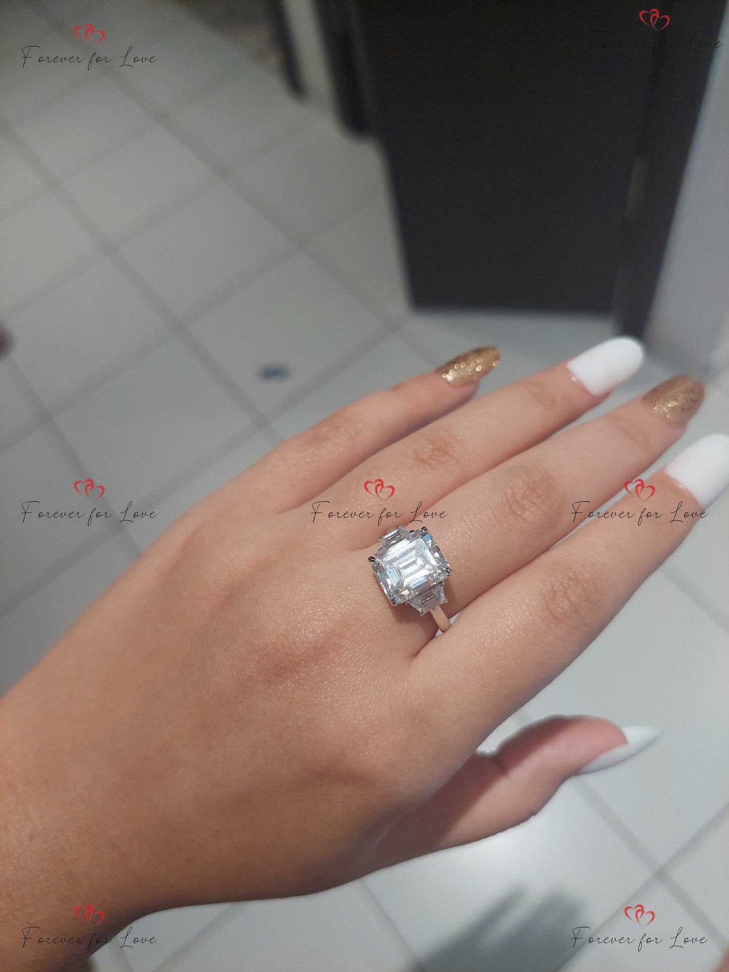 Verlobungsring mit smaragdgeschliffenem Diamanten (5 Karat), Trapeztrapez-Diamanten, Dreistein-Ehering, Jubiläums-Trilogie-Ring. Emerald cut Moissanite engagement ring in Gold or Platinum — custom handcrafted by Forever For Love