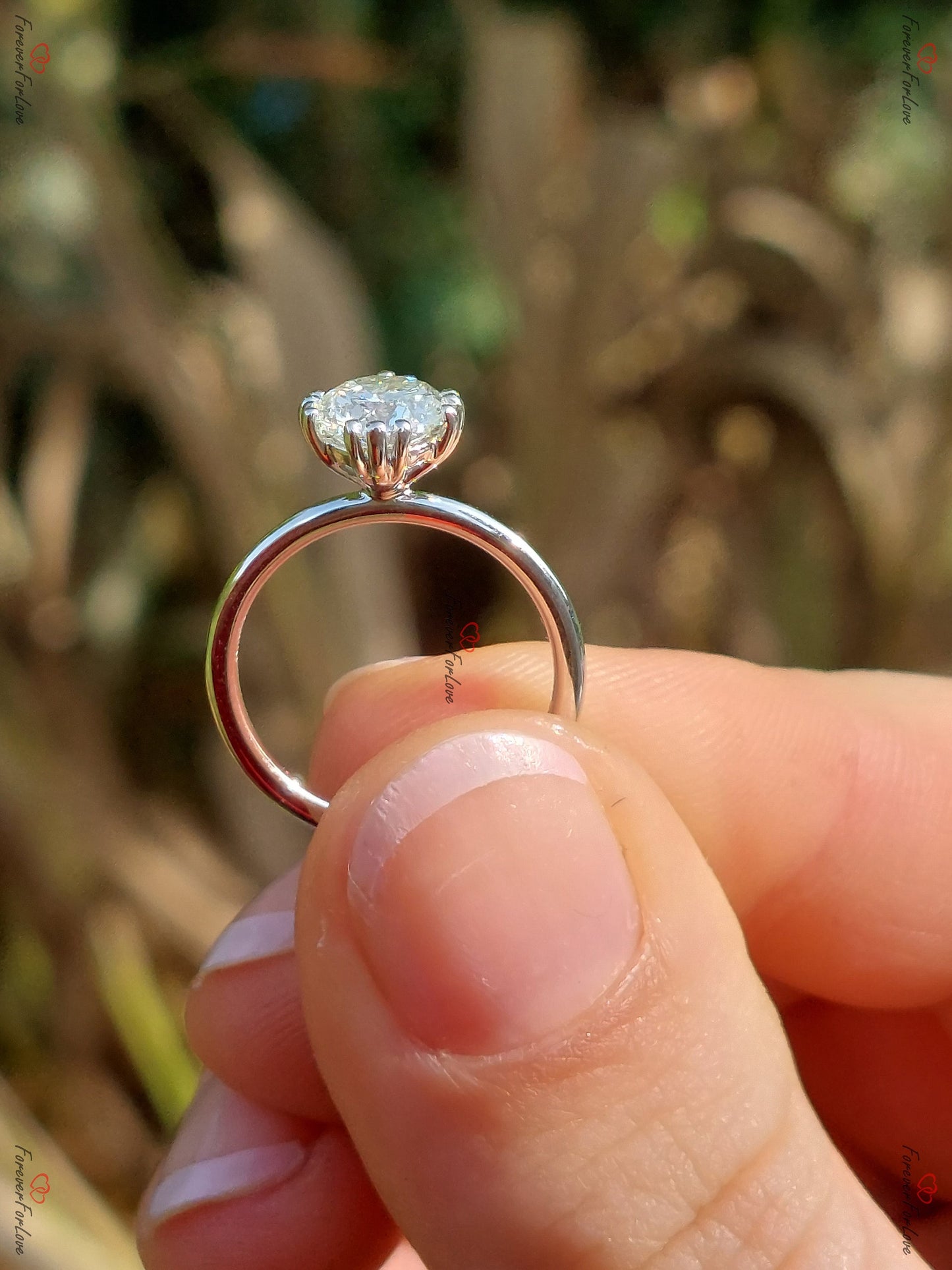 2 Karat runder Labordiamant Solitär klassisches Band Round cut Moissanite engagement ring in 935er Argentium Silber — custom handcrafted by Forever For Love