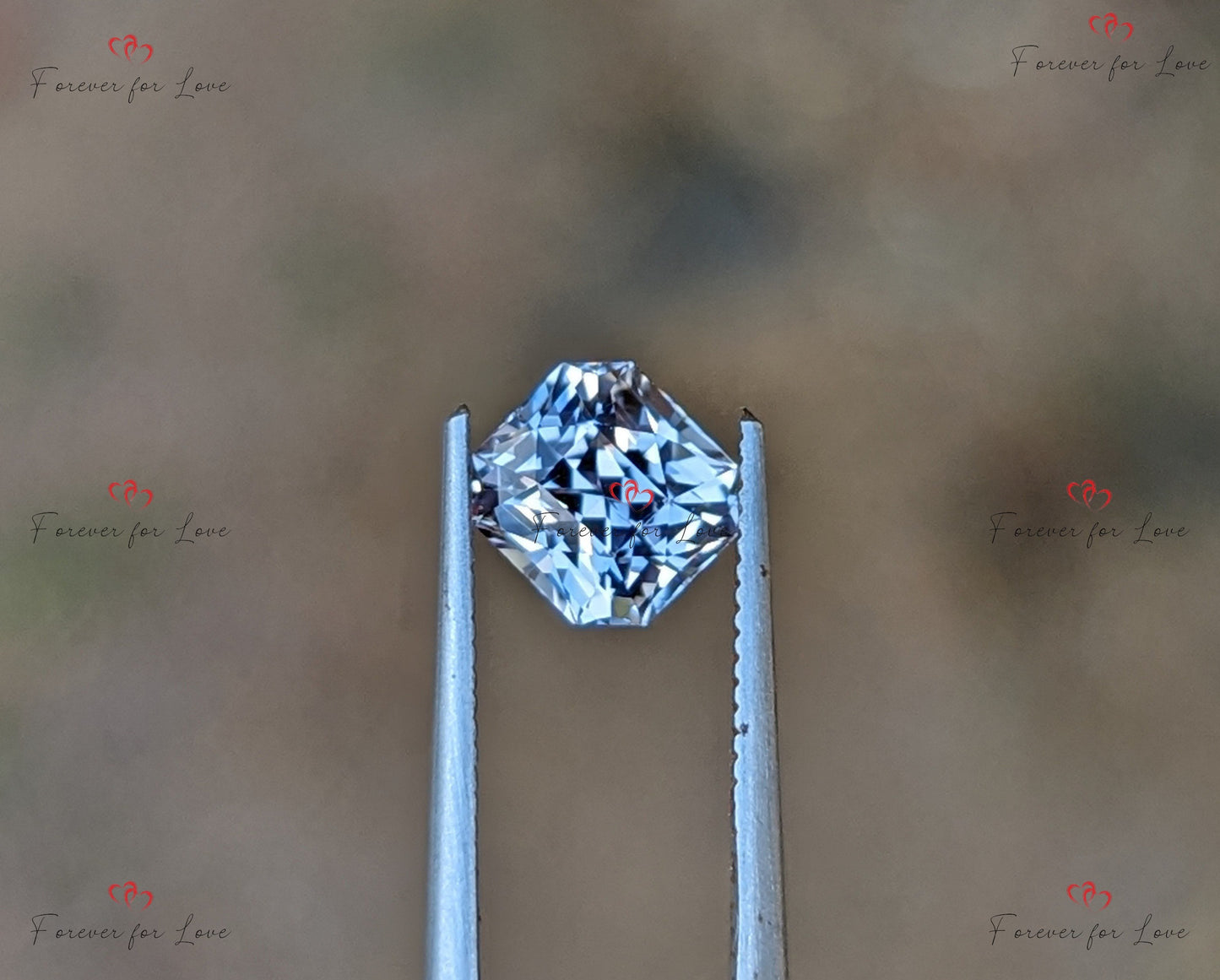1,34 ct unbehandelter, weißer Saphir. Ein natürlicher, eleganter, unbehandelter weißer Ceylon-Saphir im Radiant-Schliff. Moissanite engagement ring in Gold or Platinum — custom handcrafted by Forever For Love