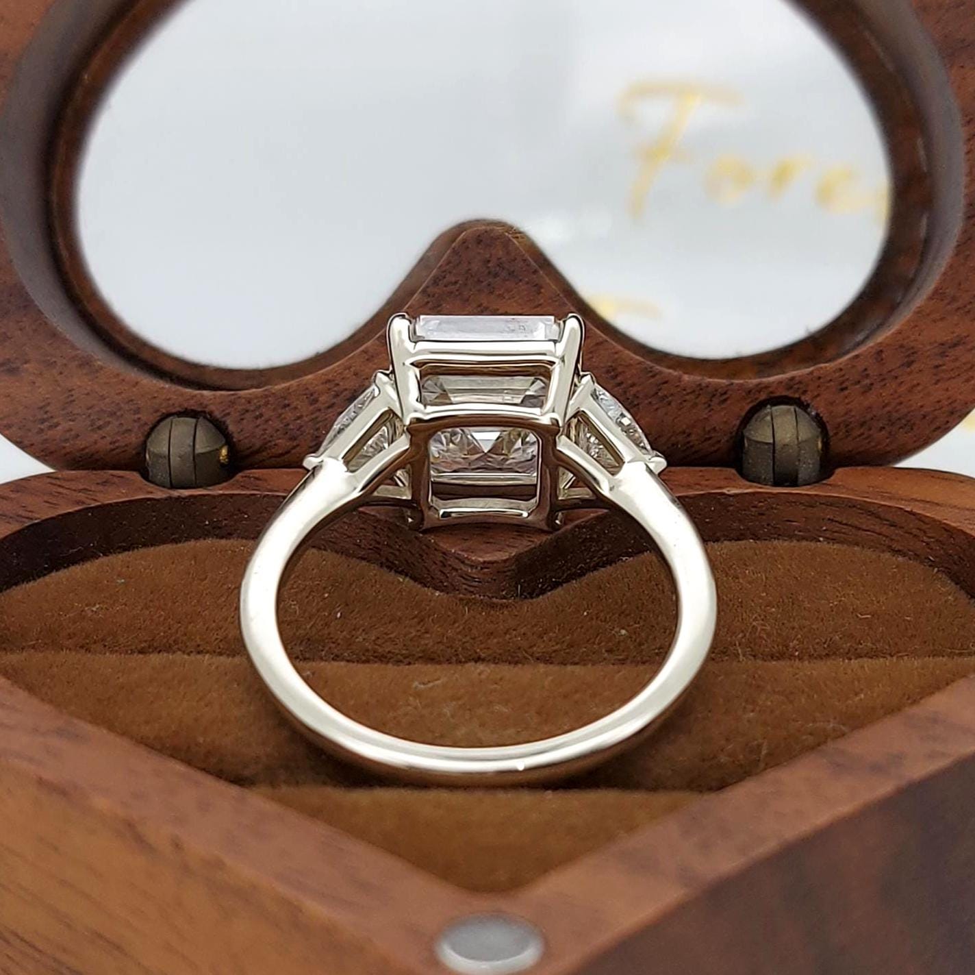 Bague de Fiançailles Trilogy 6 Ct avec Diamant de Laboratoire Certifié IGI Taille Asscher Asscher cut Moissanite engagement ring in Gold or Platinum — custom handcrafted by Forever For Love