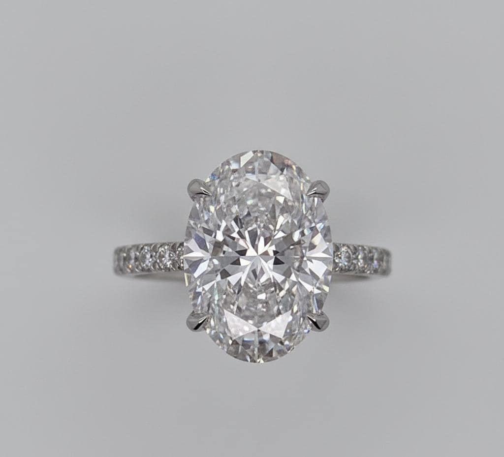 Bague de fiançailles ovale 5,5 carats avec diamant de laboratoire et halo caché Oval cut 1Ct Moissanite taille brillant engagement ring in Gold or Platinum — custom handcrafted by Forever For Love