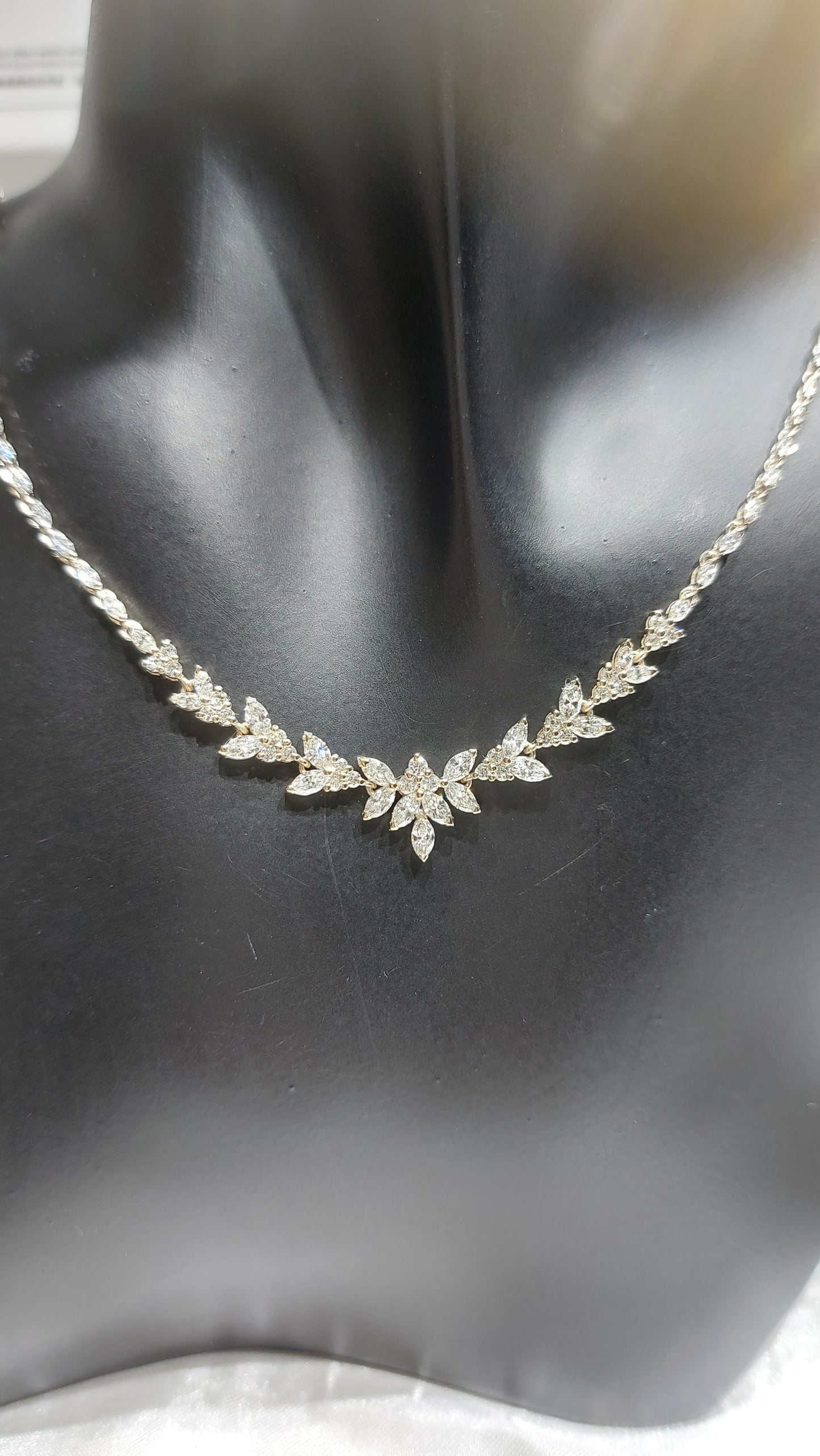 18K Massivgold-Halskette für die Hochzeit mit Cluster, echte Diamant-Marquise-Halskette, Diamantketten-Halskette als Jubiläumsgeschenk. Moissanite engagement ring in Gold or Platinum — custom handcrafted by Forever For Love