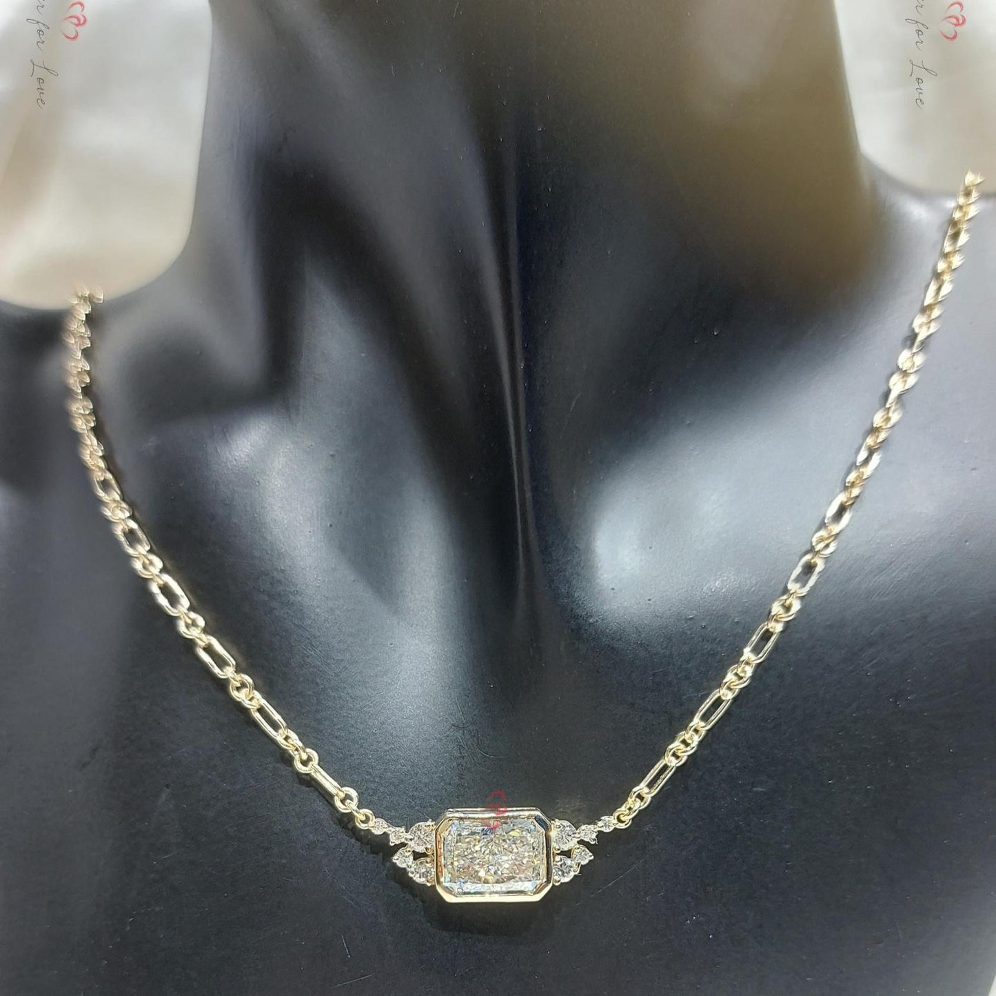 Strahlender Diamant-Solitär-Anhänger mit schwebender Fassung und 45 cm langer Gliederkette, IGI-zertifiziert, 4 Karat, F-Farbe, VS1-Klarheit, 14 Karat Gelbgold. Moissanite engagement ring in Gold or Platinum — custom handcrafted by Forever For Love