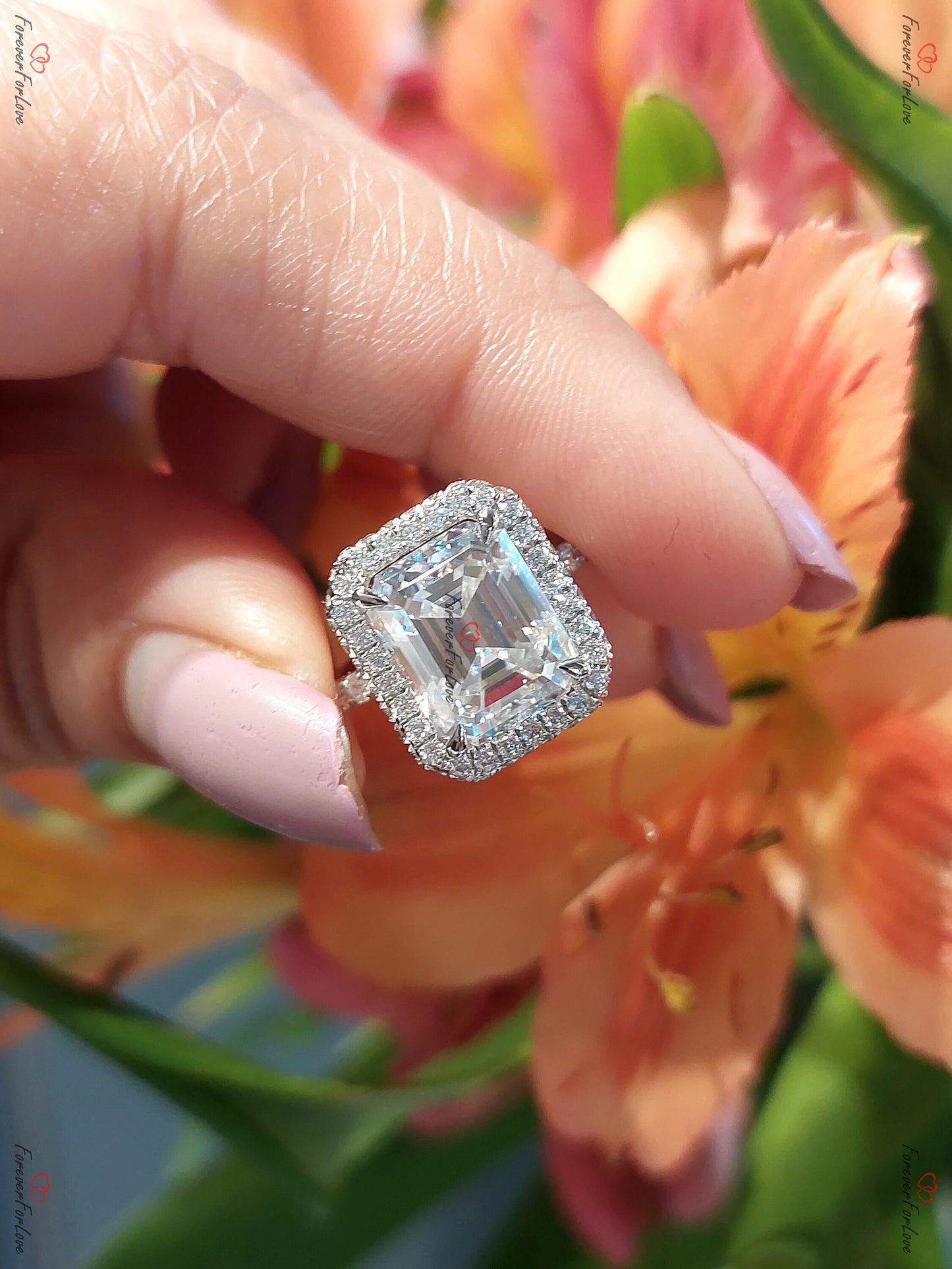 Bague de fiançailles en Moissanite taille émeraude à double halo, bague 4 carats, bague pavée de diamants, bague de promesse moderne pour anniversaire de fiançailles. Emerald cut 1Ct Moissanite Brillant rond engagement ring in Gold or Platinum — custom handcrafted by Forever For Love