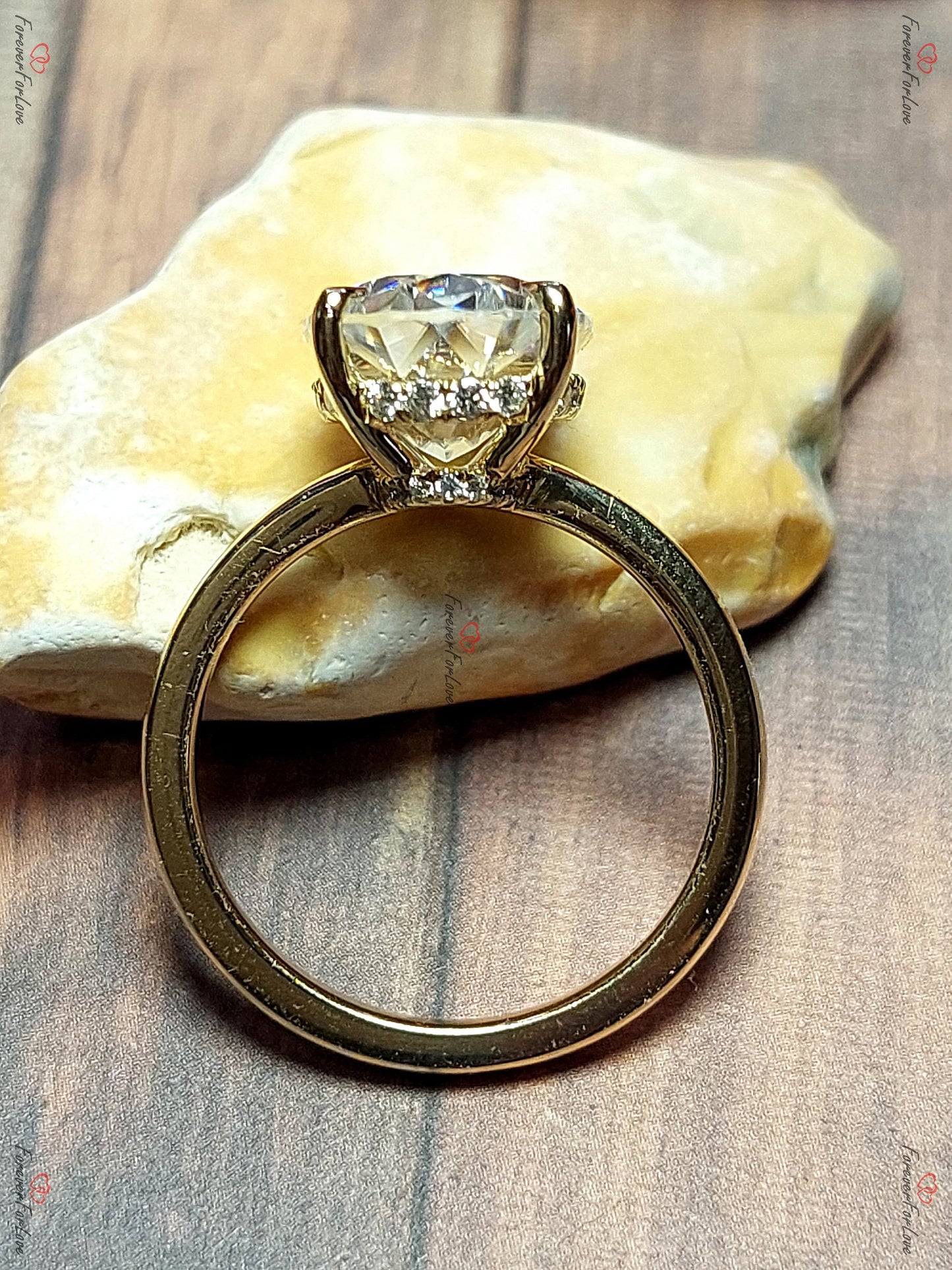 Bague de fiançailles Moissanite ovale 4,5 carats avec diamant et halo caché brillant Oval cut 1Ct Moissanite taille brillant engagement ring in Gold or Platinum — custom handcrafted by Forever For Love