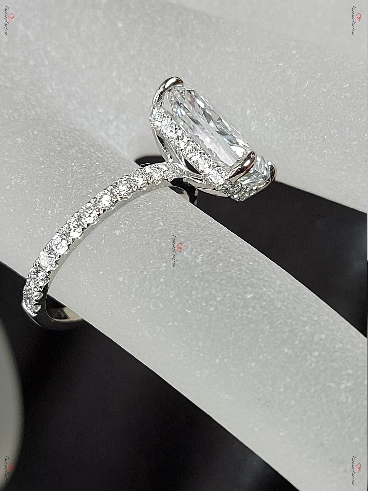 3,5 Karat IGI-zertifizierter Radiant Labordiamant Hidden Halo Verlobungsring Radiant cut Moissanite engagement ring in 935 Argentium Silber — custom handcrafted by Forever For Love