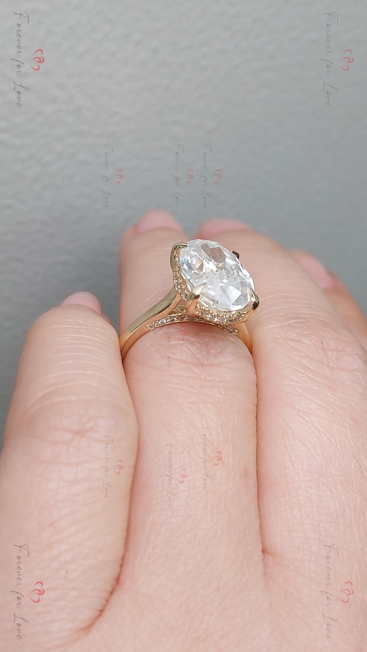 Bague de Fiançailles Ovale en Diamant ou Moissanite Oval cut Moissanite taille brillant engagement ring in Gold or Platinum — custom handcrafted by Forever For Love