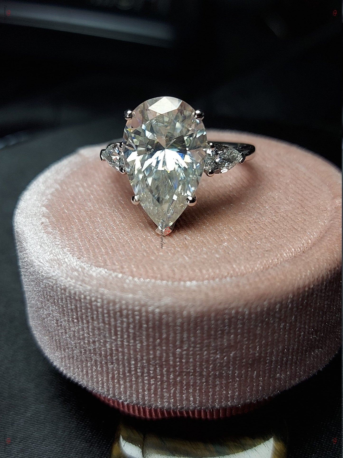7,5 Karat tropfenförmiger Diamant-Verlobungsring, 14k Weißgold Diamantring, tropfenförmiger Verlobungsring, tropfenförmiger Moissanit-Ring, Drei-Stein-Ring. Pear cut Moissanite engagement ring in Gold or Platinum — custom handcrafted by Forever For Love