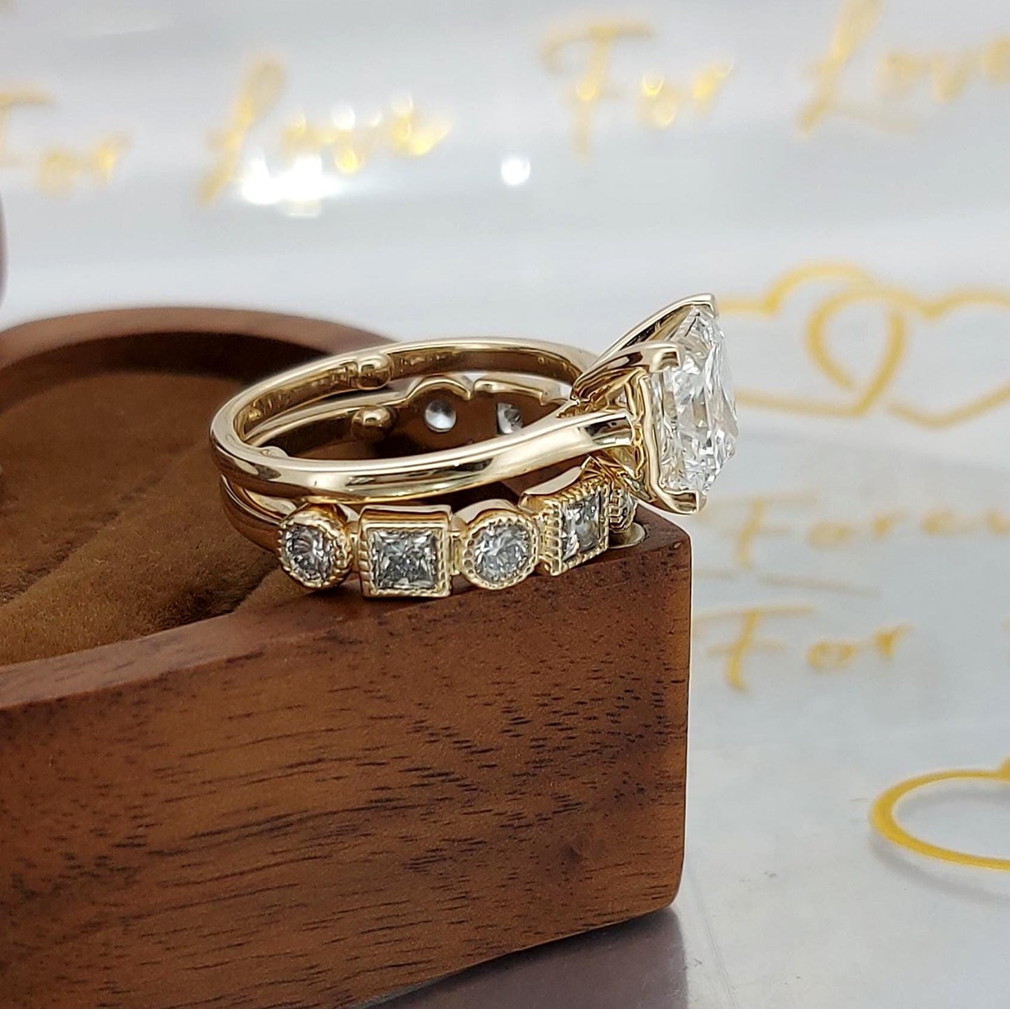 Alliance de mariage avec diamants de laboratoire princesse certifiés IGI de 5 carats Princess cut Moissanite Taille Brillant engagement ring in Gold or Platinum — custom handcrafted by Forever For Love