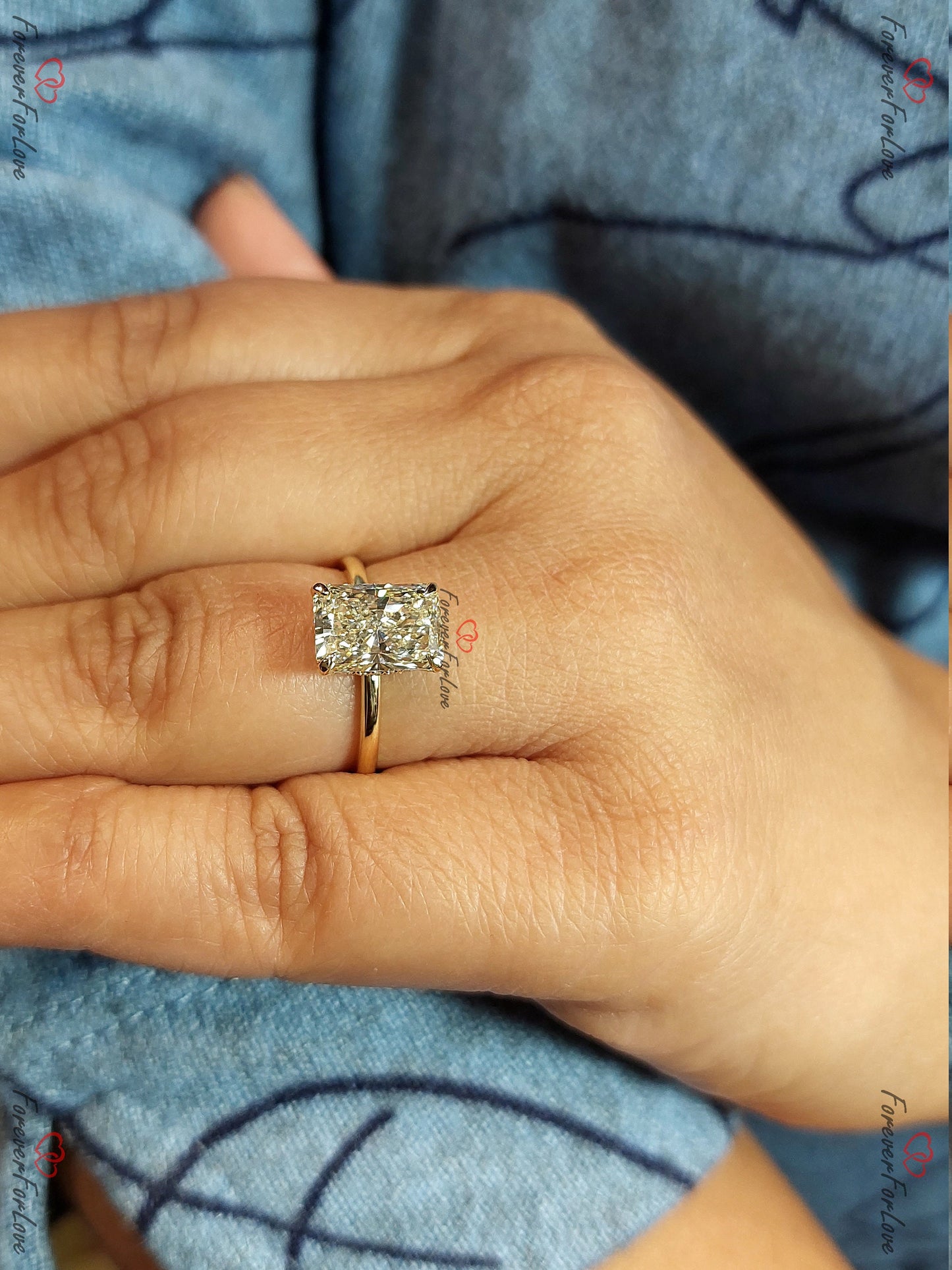 Verlobungsring mit 2,6 Karat im Radiantschliff, IGI-zertifiziert, Labor-Diamant-Solitär Radiant cut Moissanite engagement ring in 935 Argentium Silber — custom handcrafted by Forever For Love