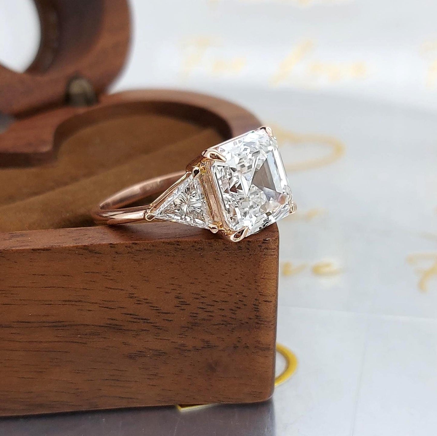 6 Karat E Farbe IGI-zertifizierter Asscher Labor-Diamant-Dreisteinring Asscher cut Moissanite engagement ring in Gold or Platinum — custom handcrafted by Forever For Love