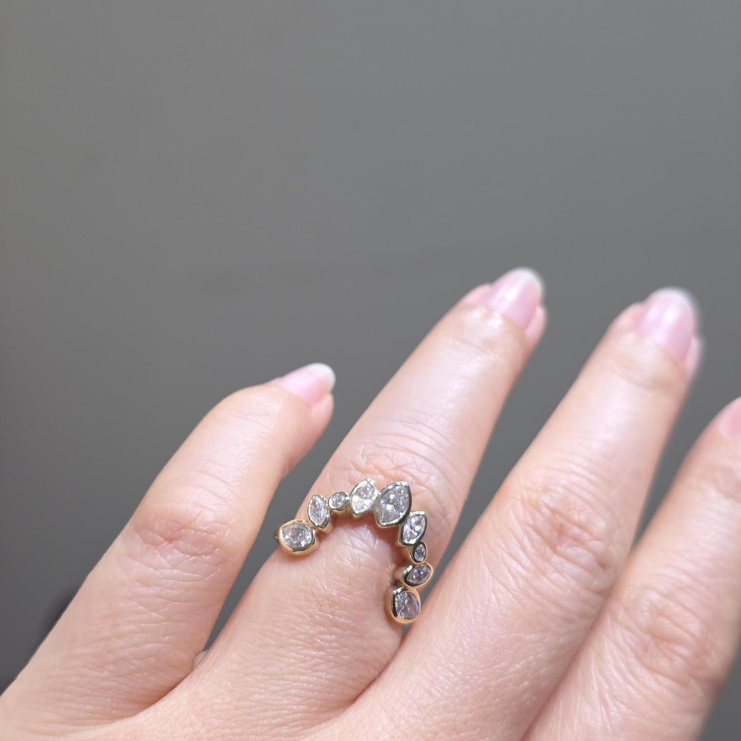 Bague en diamant de laboratoire taille poire, alliance en diamant taille poire brillant, bague de fiançailles, anneau assorti, anneau cadeau de mariage, anneau empilable. Pear cut Moissanite taille brillant engagement ring in Gold or Platinum — custom handcrafted by Forever For Love