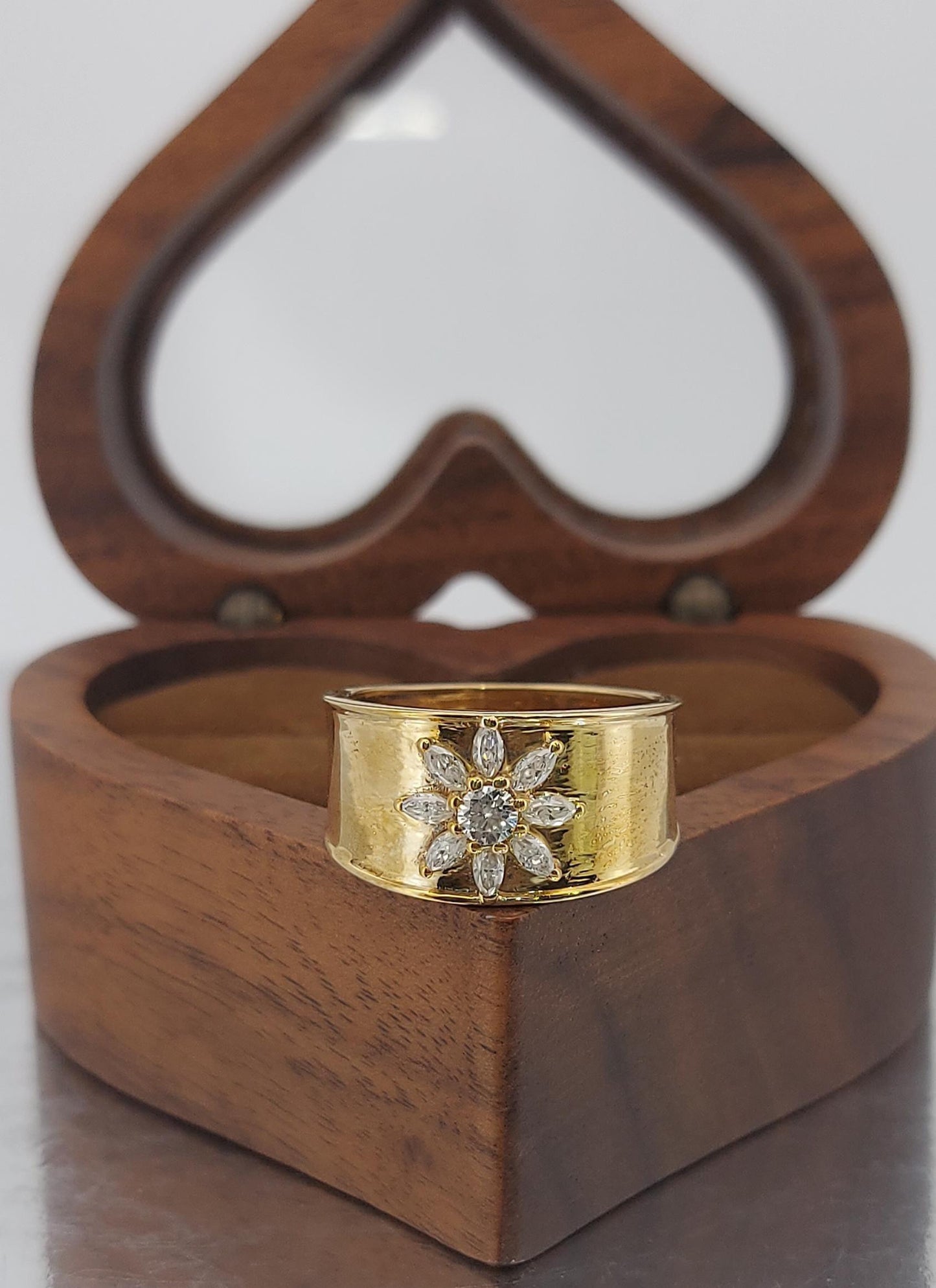 Ehering mit Marquiseschliff Marquise cut Moissanite engagement ring in 935 Argentium Silber — custom handcrafted by Forever For Love