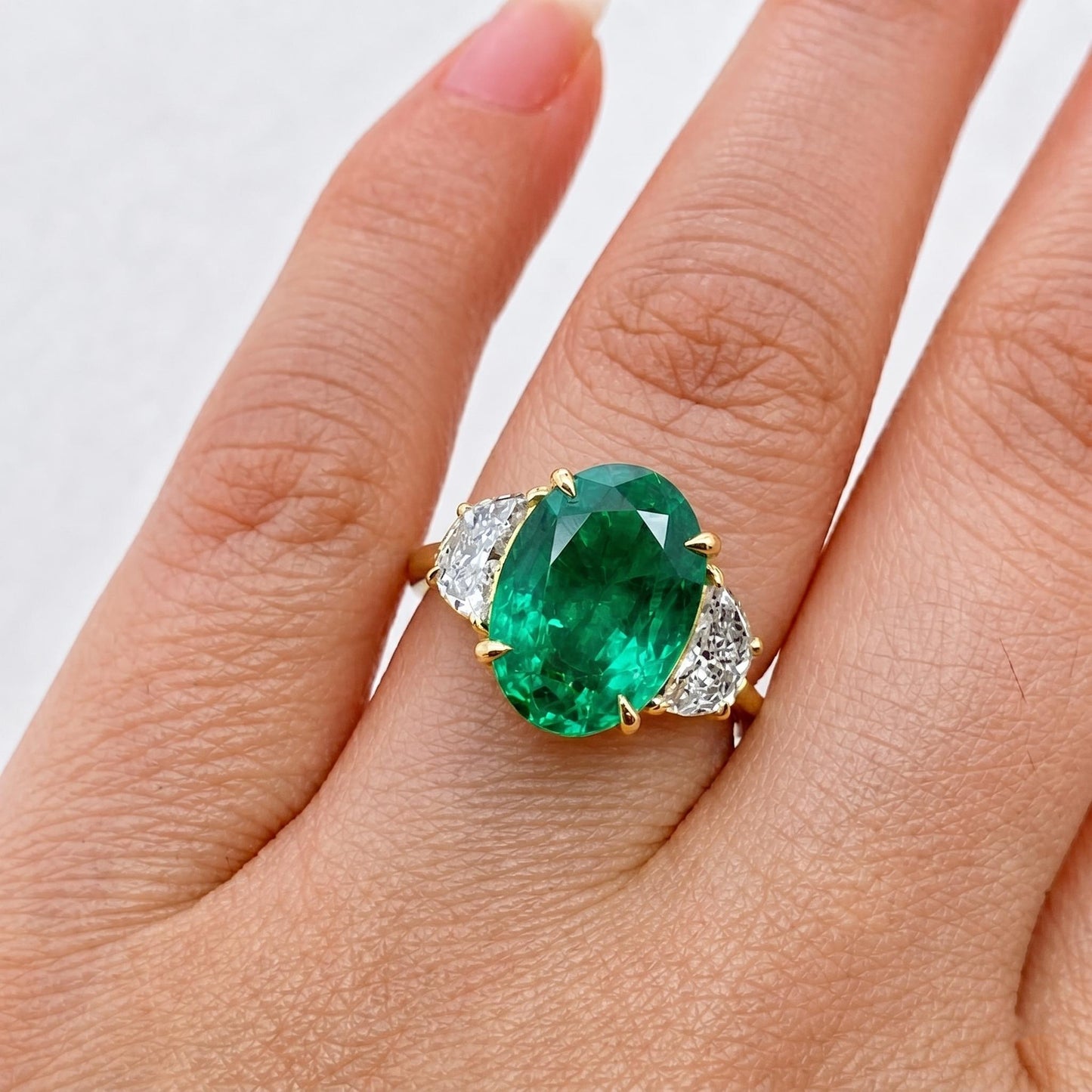 Bague de fiançailles en diamant ovale, émeraude et pierre de lune Oval cut 1Ct Émeraude Naturelle engagement ring in Gold or Platinum — custom handcrafted by Forever For Love