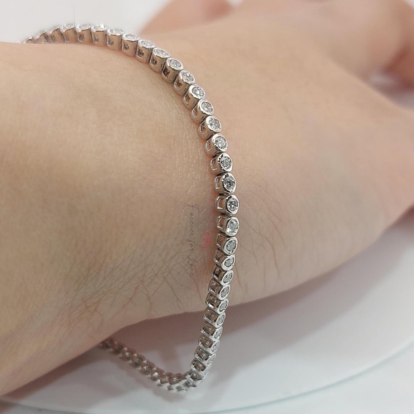 14K Diamant Tennis Armband mit Lünette, rundes Tennisarmband aus Weißgold, im Labor gezüchtetes Armband, wunderschönes Armband mit weißen Diamanten, rundes Armband. Moissanite engagement ring in Gold or Platinum — custom handcrafted by Forever For Love