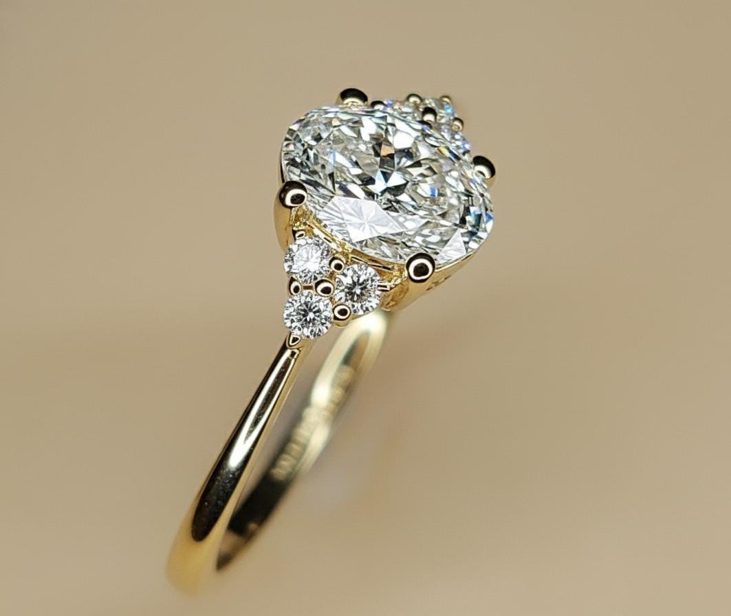 Bague à trois pierres en diamant naturel ovale de 0,8 carat certifié GIA Oval cut Moissanite engagement ring in Gold or Platinum — custom handcrafted by Forever For Love