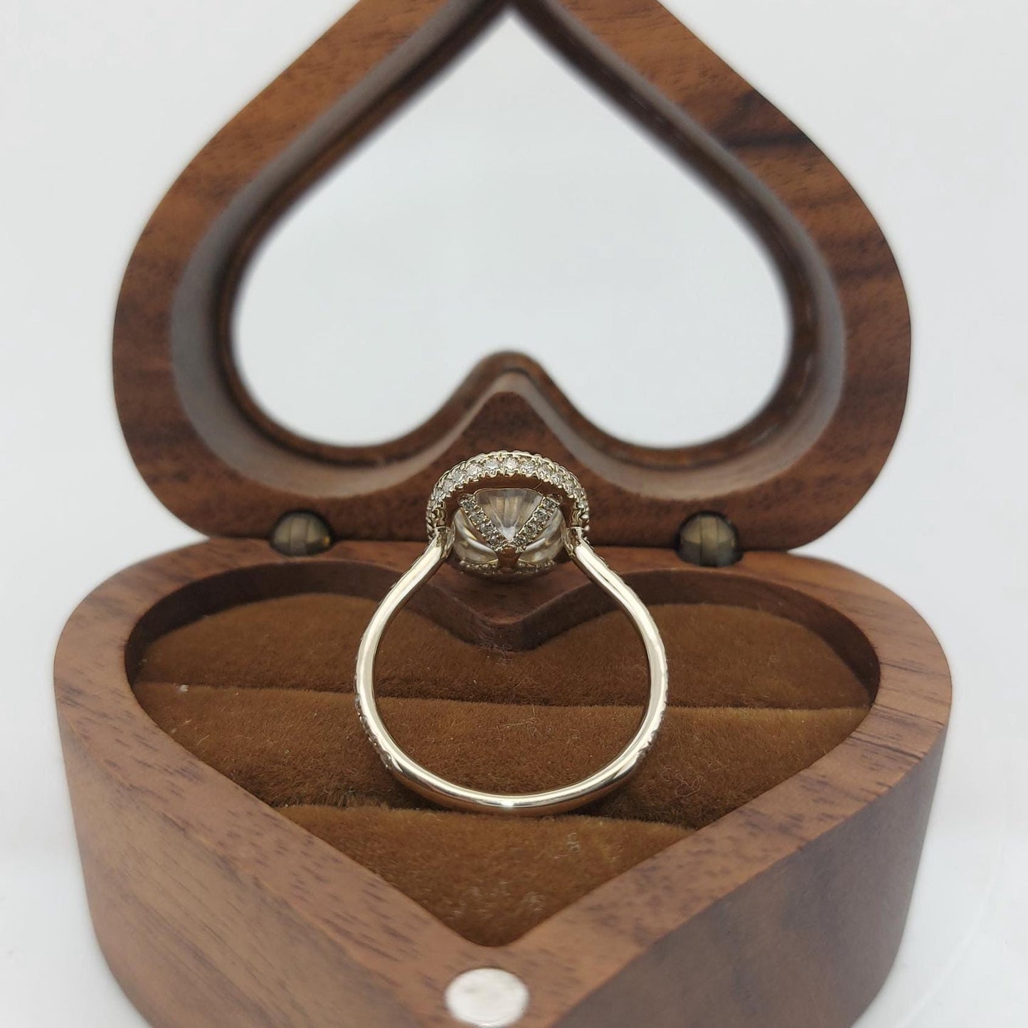 3 Karat ovaler Moissanit-Halo-Verlobungsring Oval cut Moissanite engagement ring in 935 Argentium Silber — custom handcrafted by Forever For Love