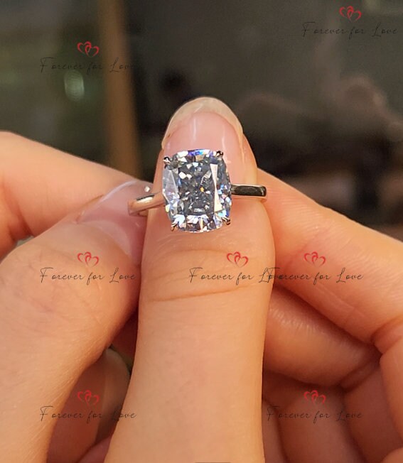 5 Karat Kissen Moissanit Solitär Verlobungsring mit grauem Stein Cushion cut Moissanite engagement ring in 935 Argentium Silber — custom handcrafted by Forever For Love