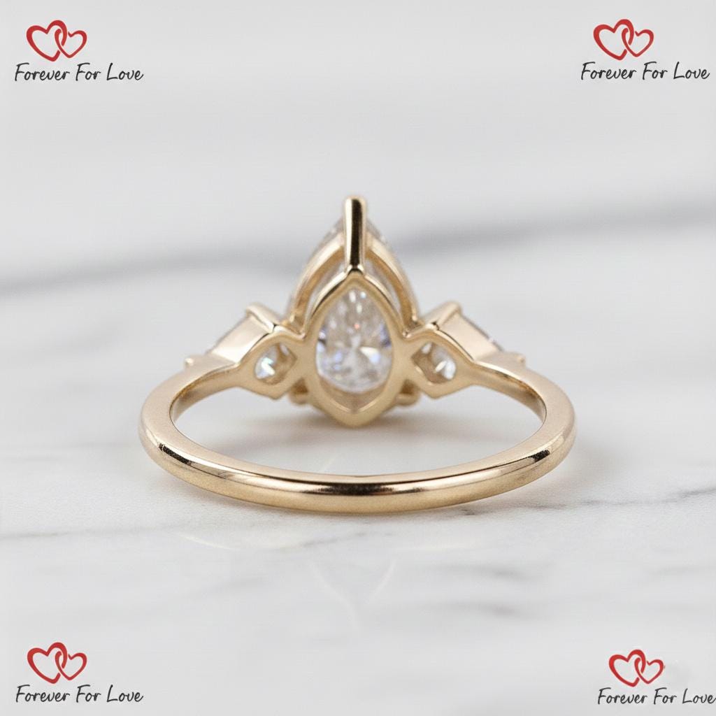 3,2 Karat IGI-zertifizierter birnenförmiger Labor-Diamant mit Drachen-Akzenten Verlobungsring Pear cut Moissanite engagement ring in 935 Argentium Silber — custom handcrafted by Forever For Love