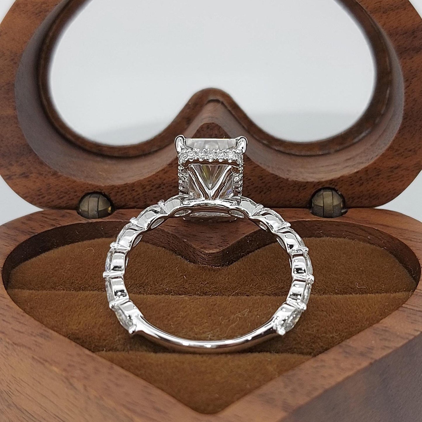 6 Karat strahlender Moissanit-Verlobungsring mit Karat-Optionen Radiant cut Moissanite engagement ring in 935 Argentium Silber — custom handcrafted by Forever For Love